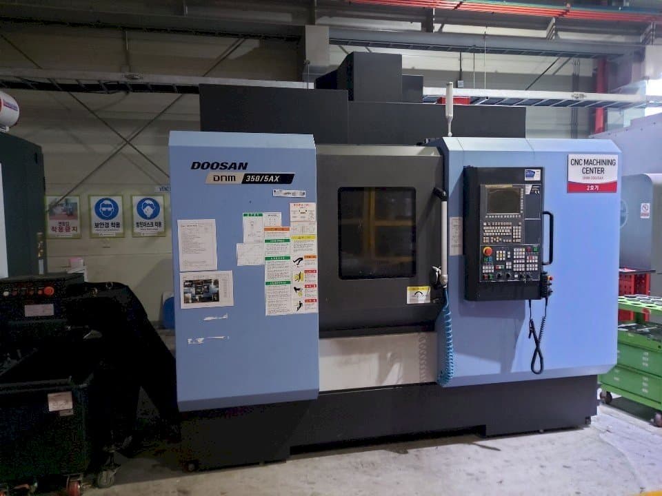 Vista Frontal da Doosan DNM350/5AX máquina