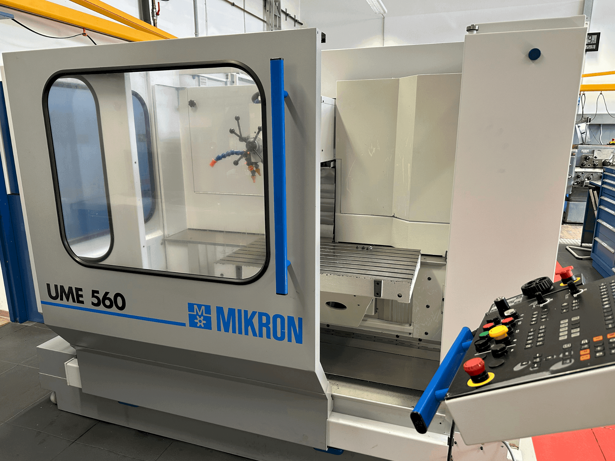 Vista Frontal  da MIKRON UME-560  máquina