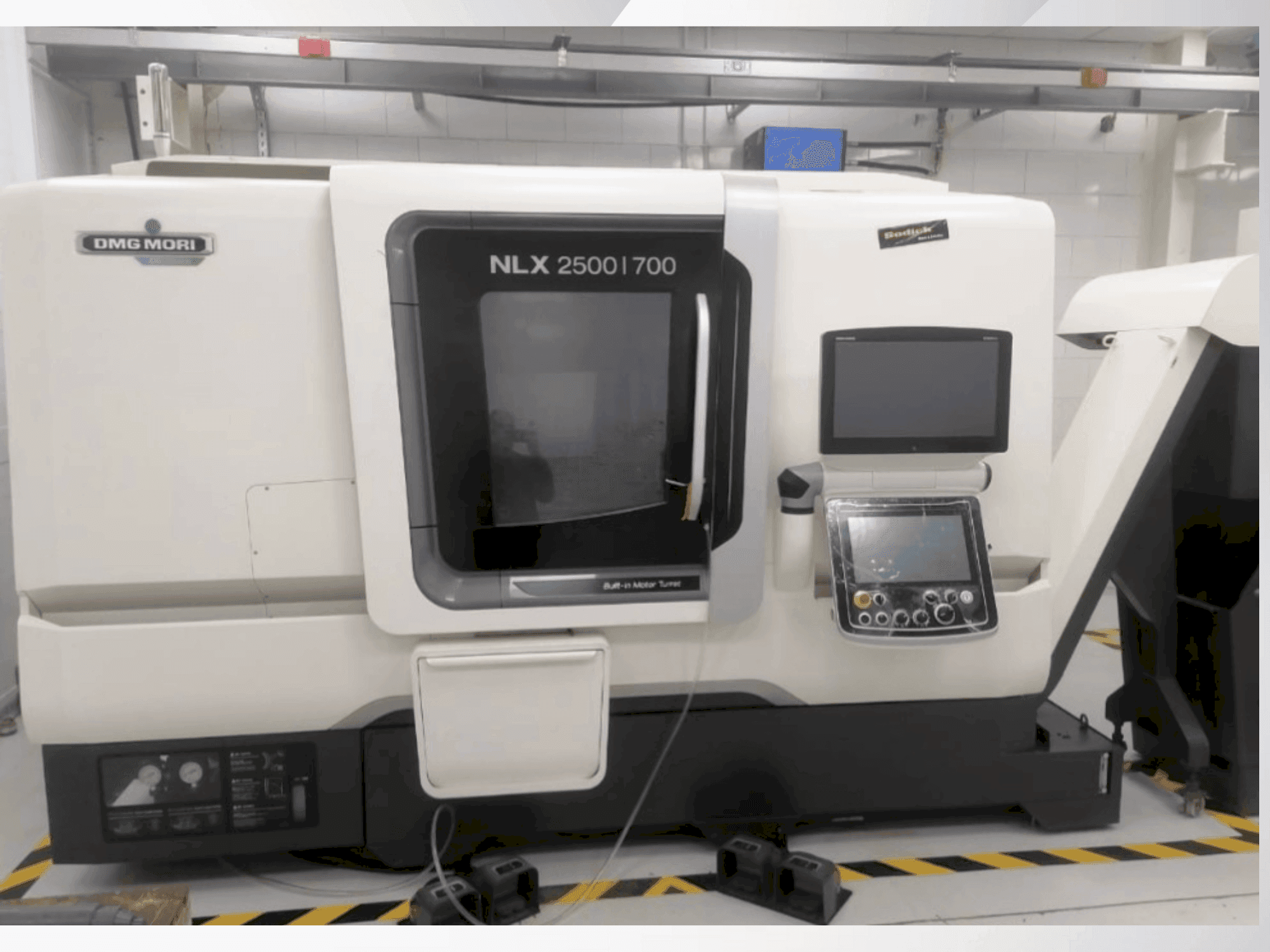 Vista Frontal  da DMG MORI NLX 2500/700  máquina
