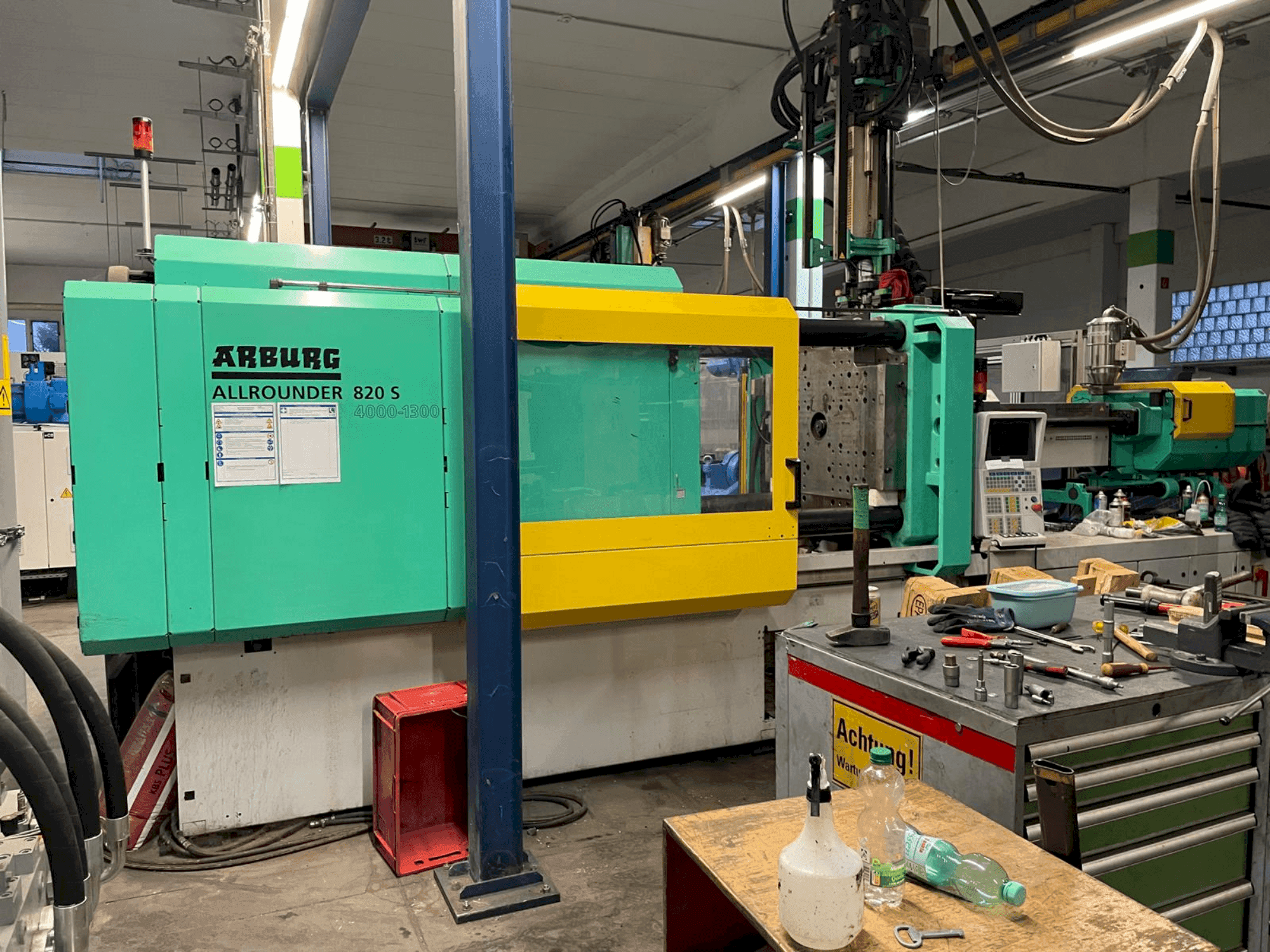 Vista Frontal da Arburg Allrounder 820 S 4000-1300/350 máquina