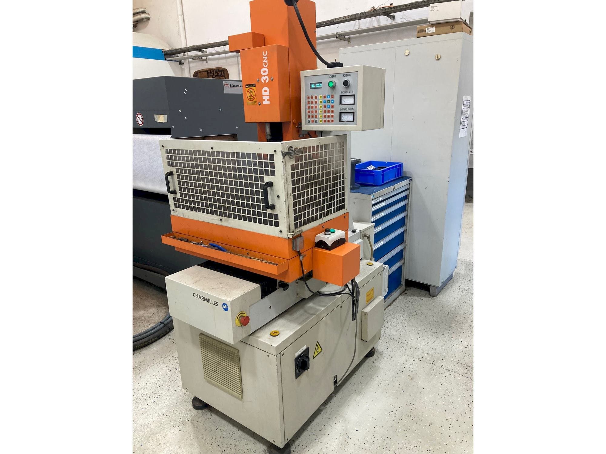 Vista Frontal  da CHARMILLES HD30CNC  máquina