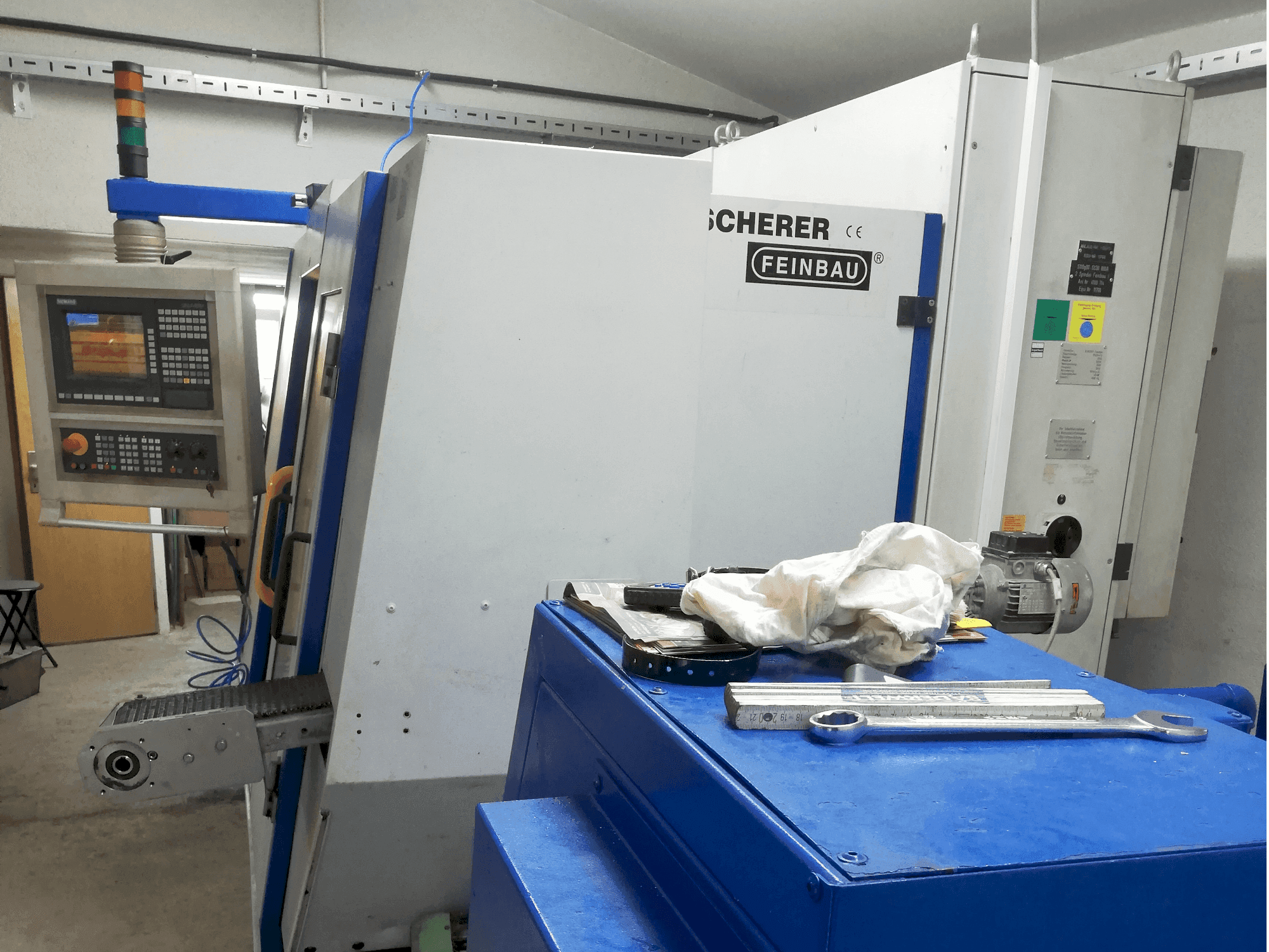 Vista Frontal da Scherer - Feinbau CNC244/2 máquina
