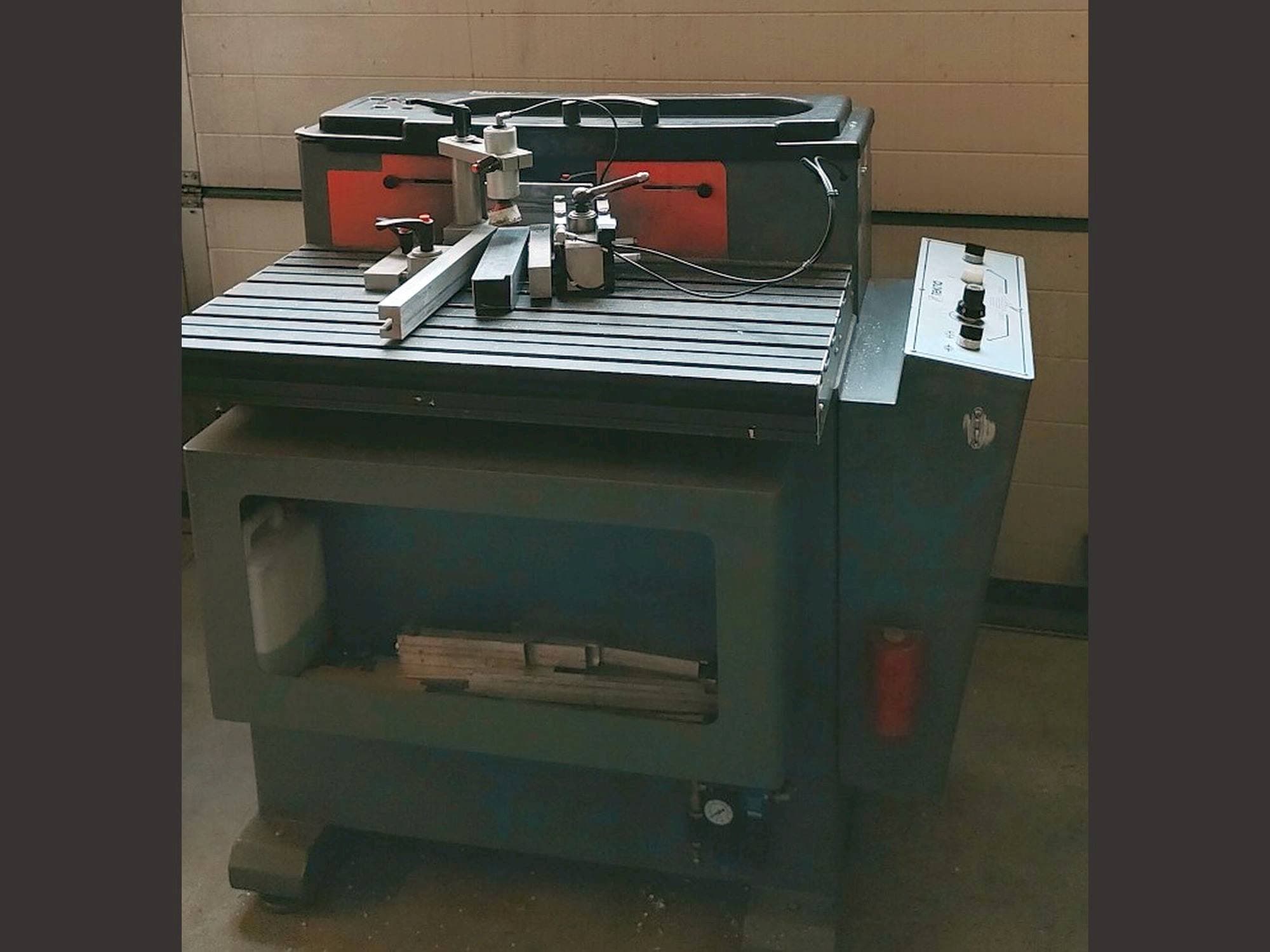 Vista Lateral Esquerda da Tekna TK661 máquina