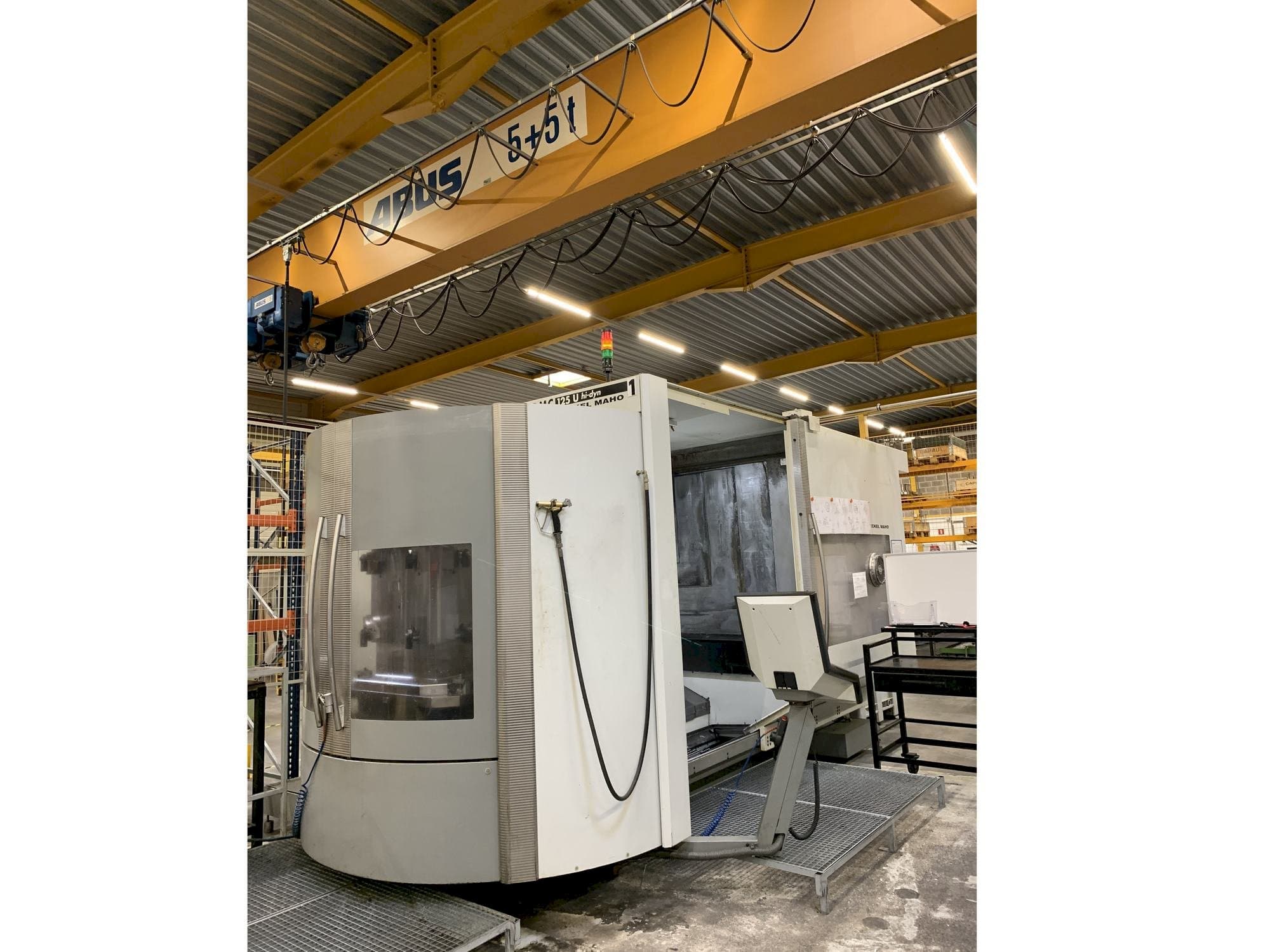 Vista Frontal  da DECKEL MAHO DMC 125 U hy-dyn  máquina