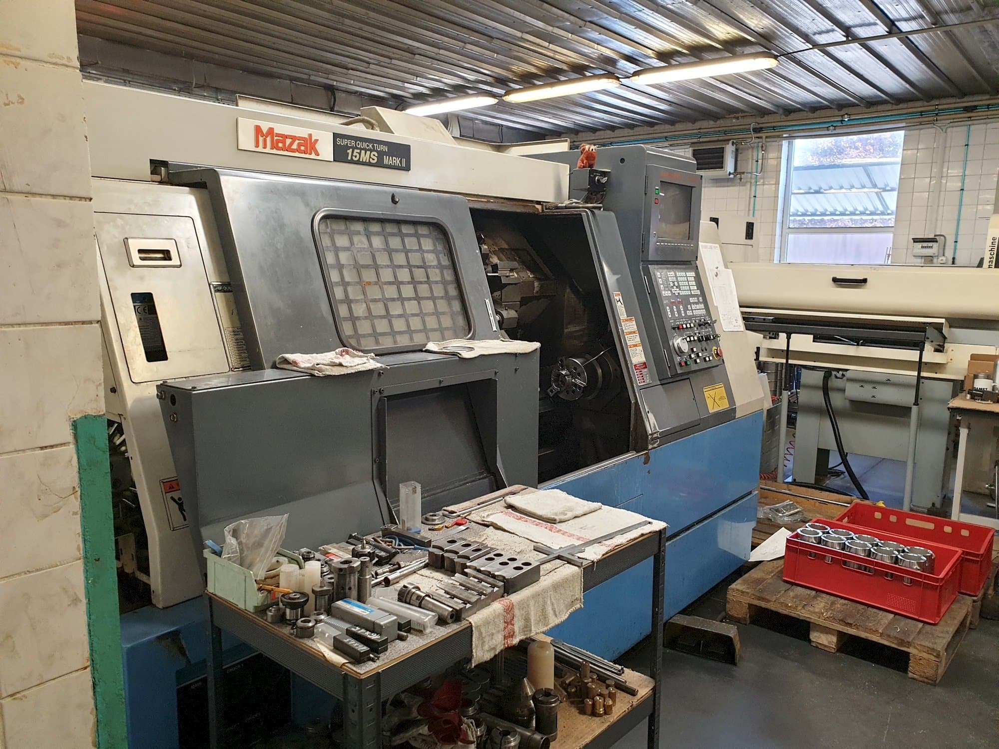 Vista Frontal da Mazak SQT 15MS máquina