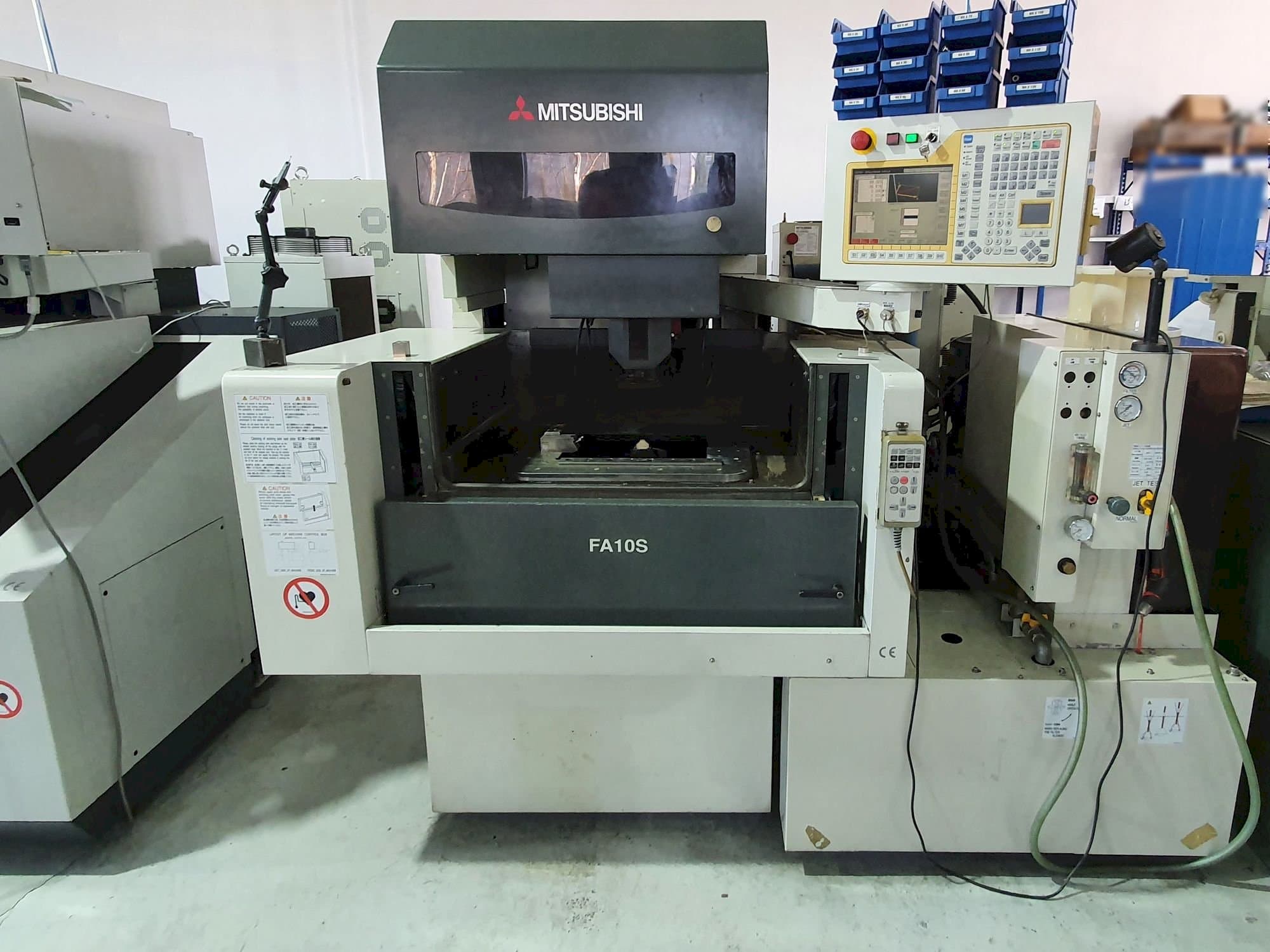 Vista Frontal da Mitsubishi FA10SM máquina
