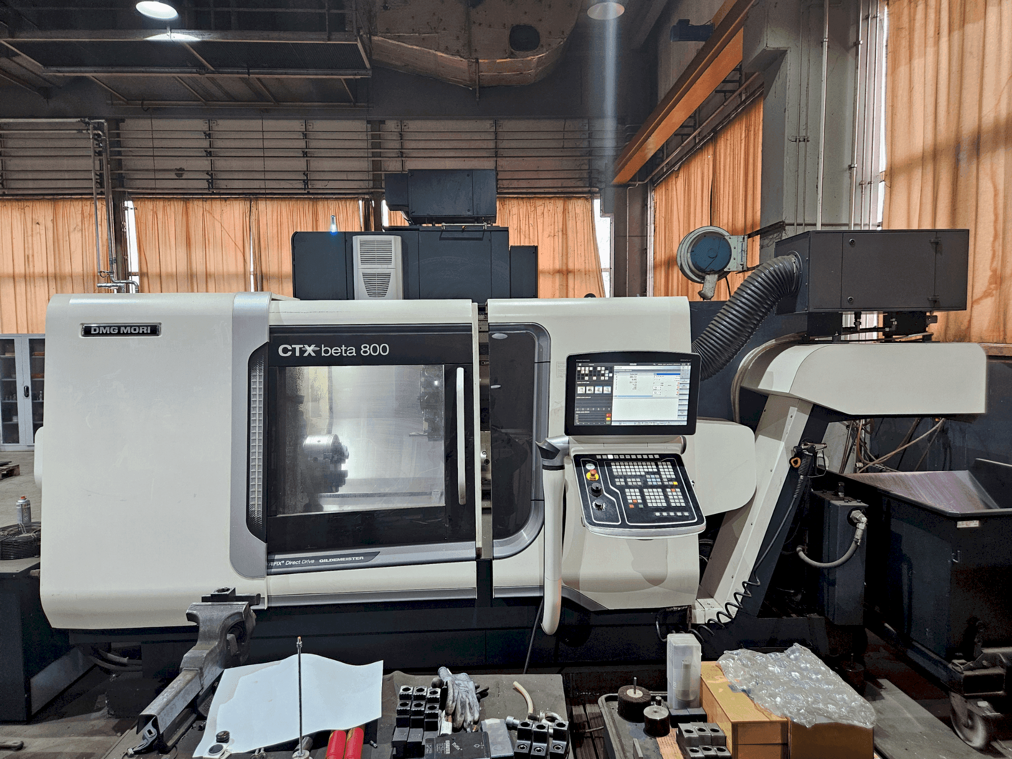 Vista Frontal da DMG MORI CTX beta 800 máquina