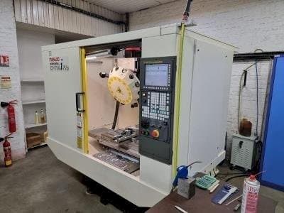 Vista Lateral Direita da FANUC ROBODRILL α-T14iFib máquina