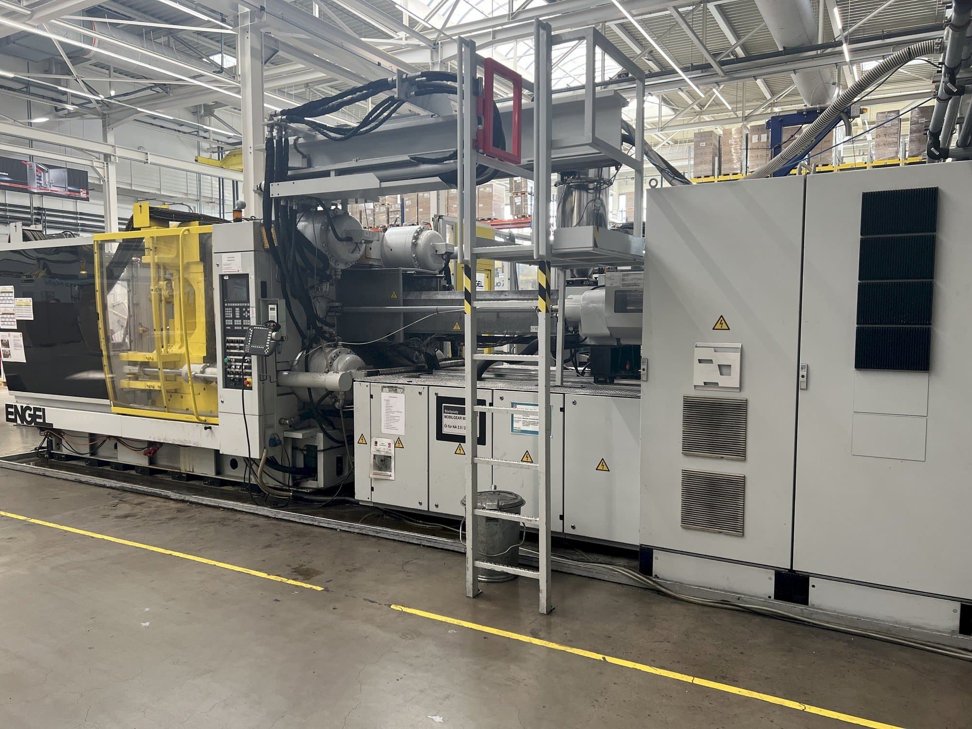 Vista Frontal  da Engel Duo 4550/650  máquina