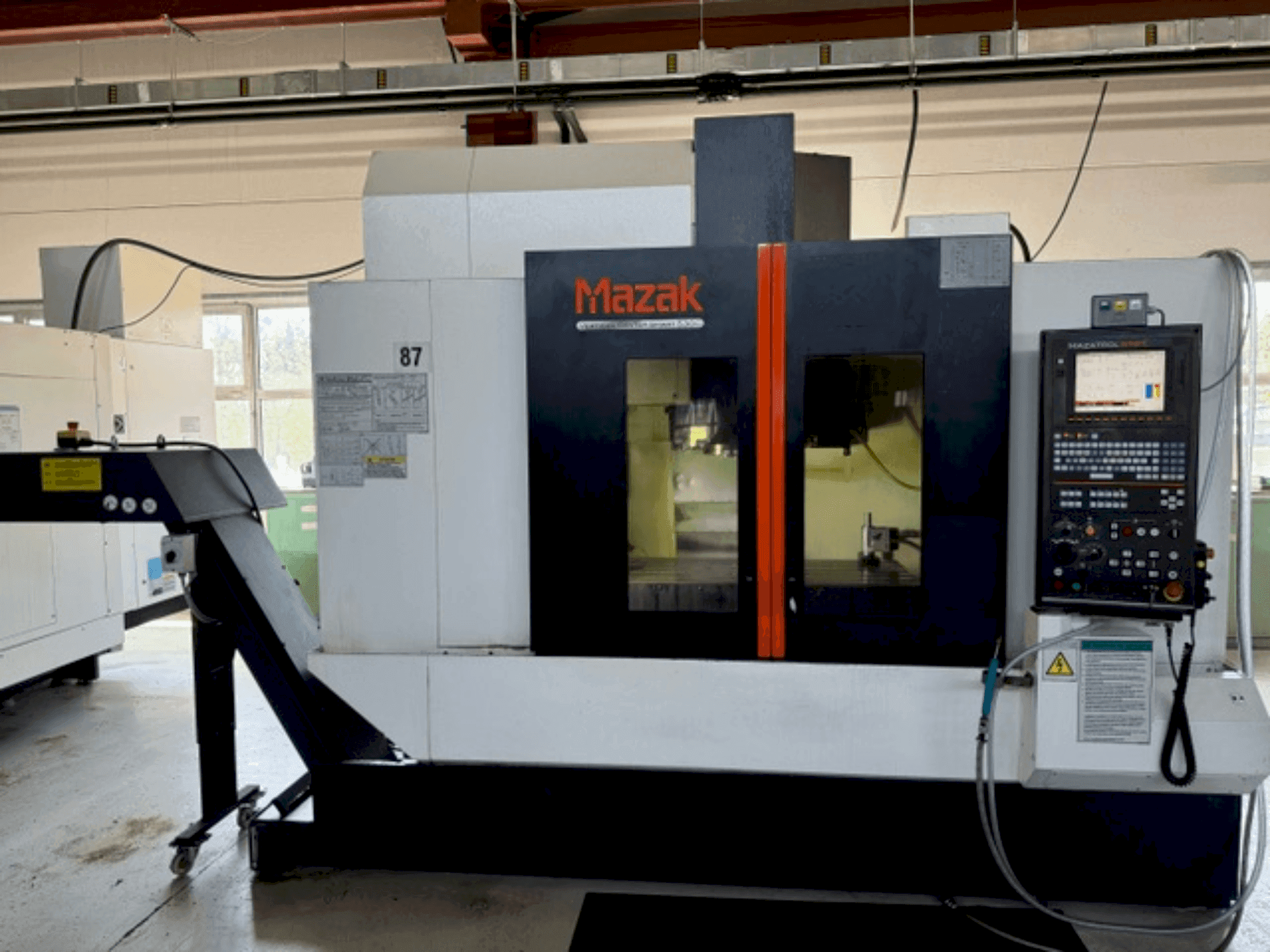 Vista Frontal  da Mazak VCS530C  máquina