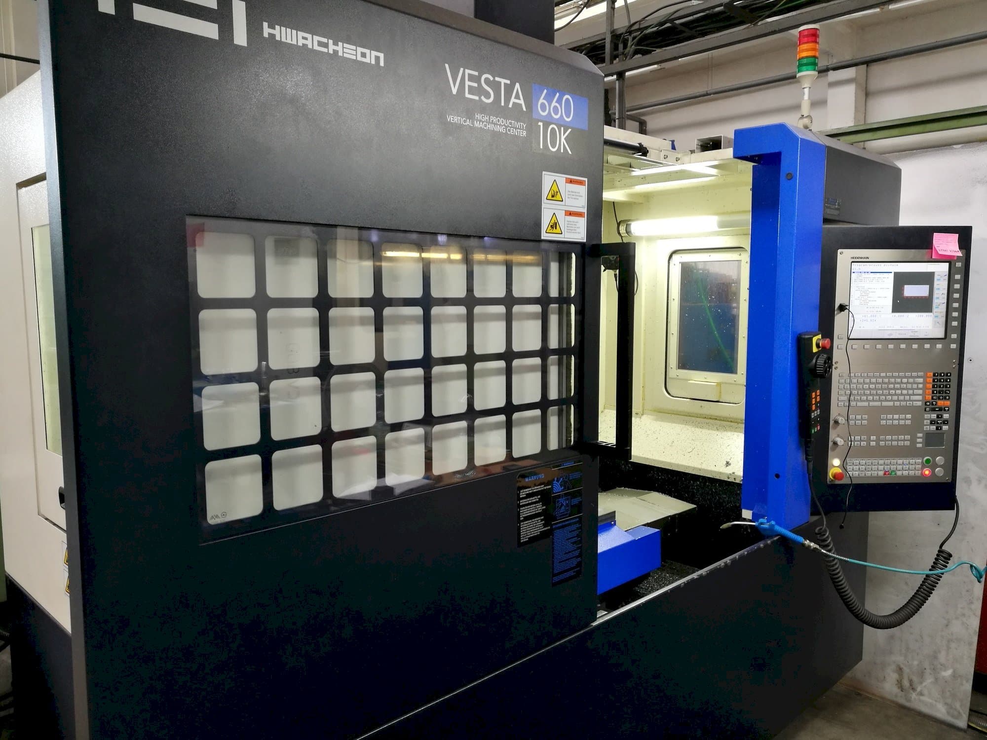 Vista Frontal da HWACHEON Vesta-600 máquina