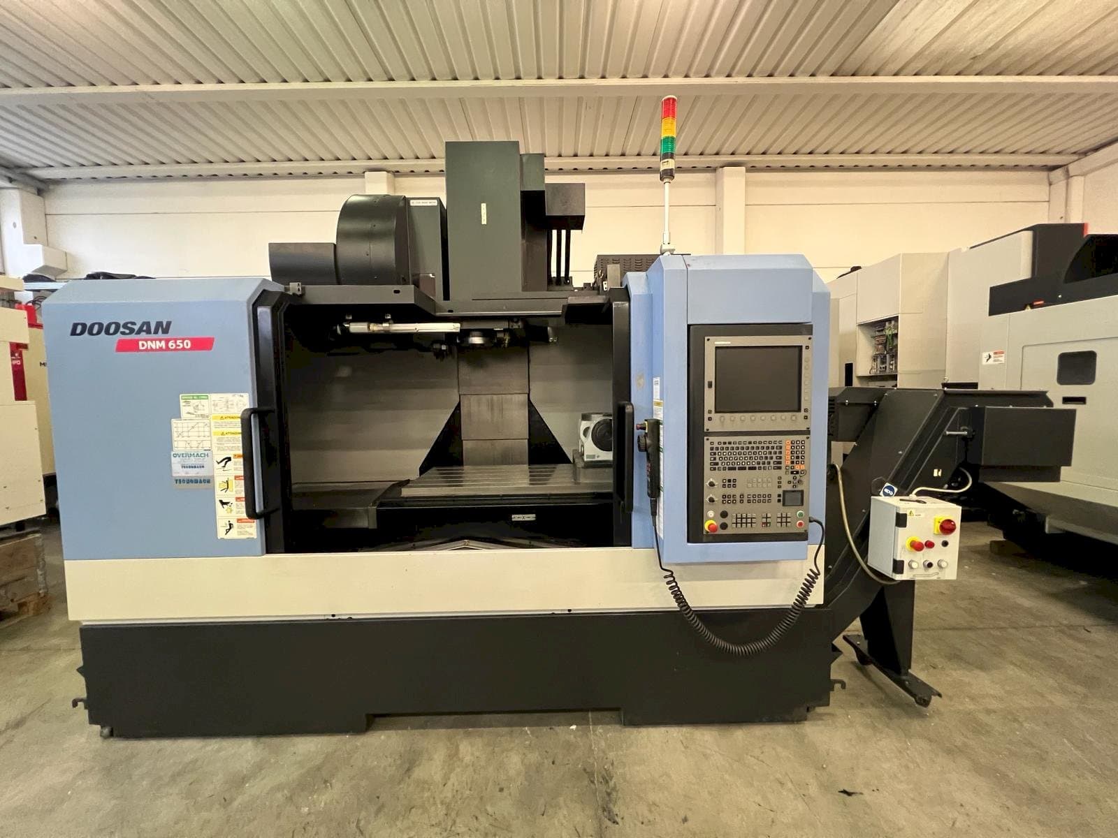 Vista Frontal da DOOSAN DNM 650 máquina