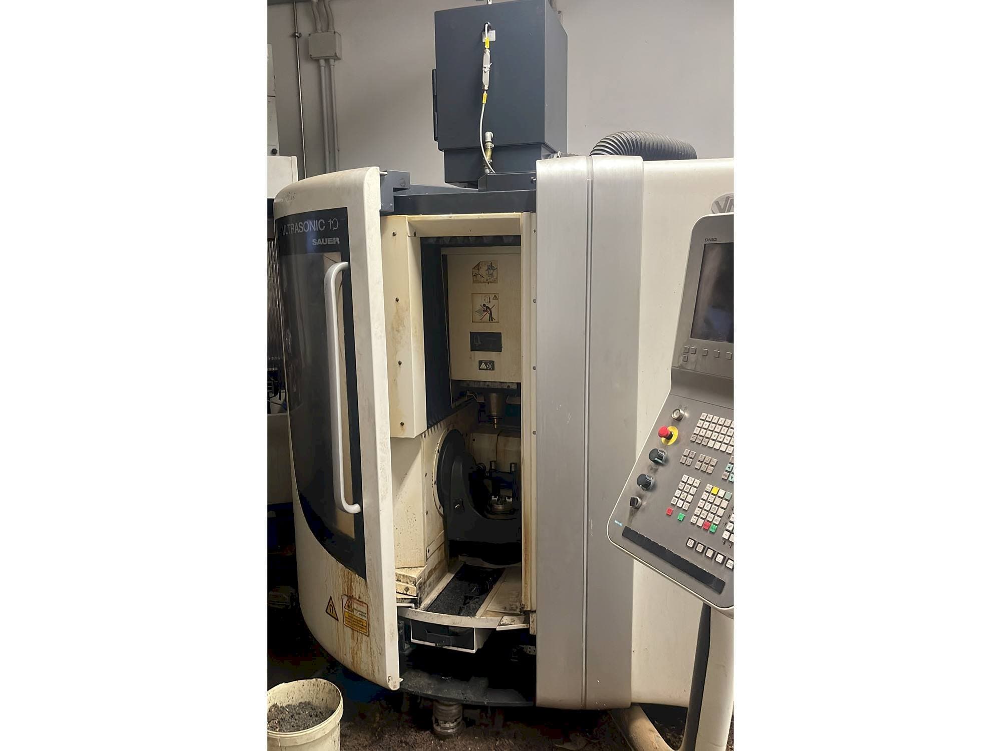 Vista Frontal  da DMG ultrasonic 10 sauer  máquina