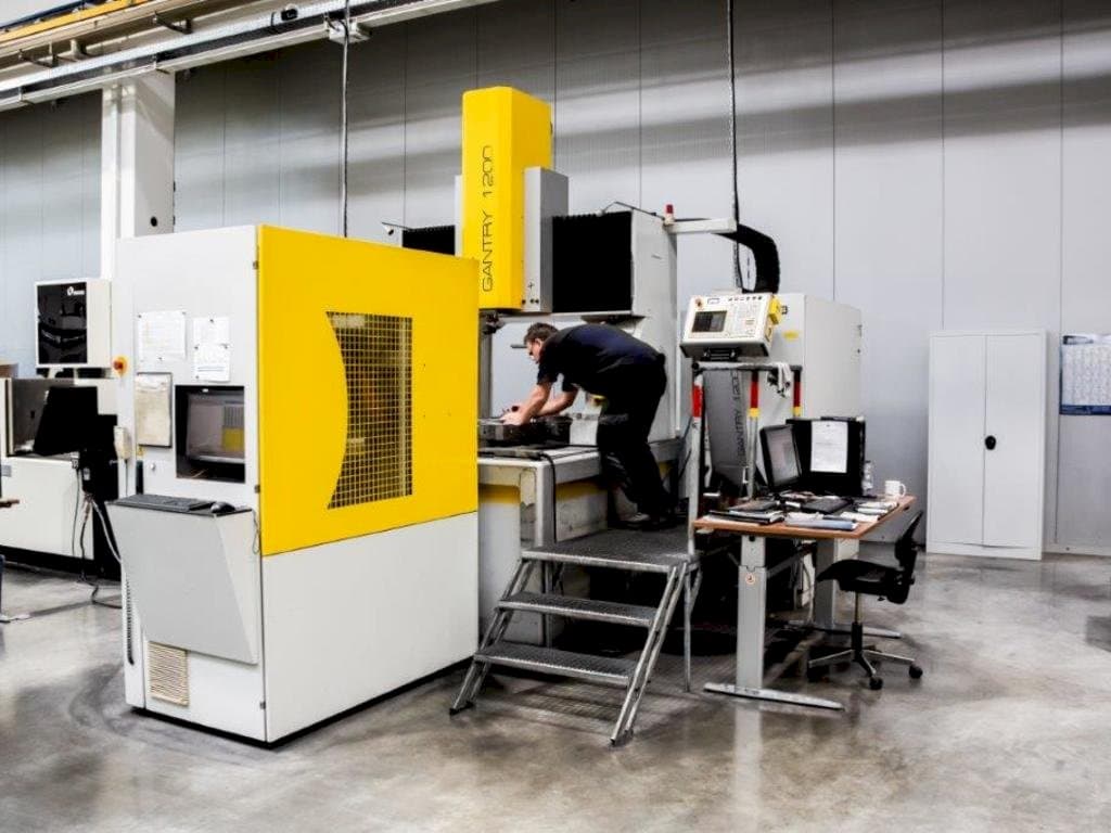 Vista Frontal da OPS-INGERSOLL Gantry 1200 máquina