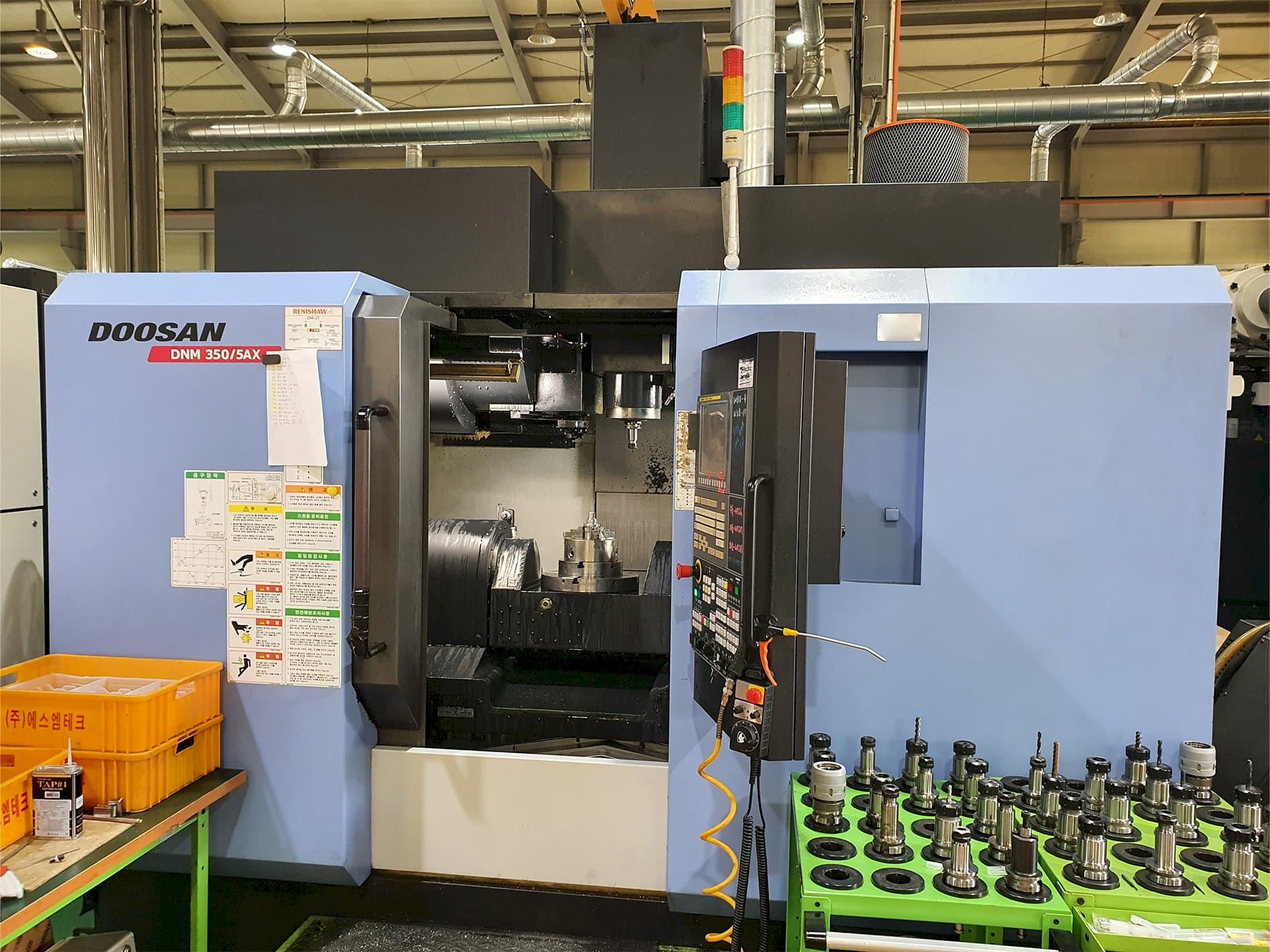 Vista Frontal da Doosan DNM350/5AX máquina
