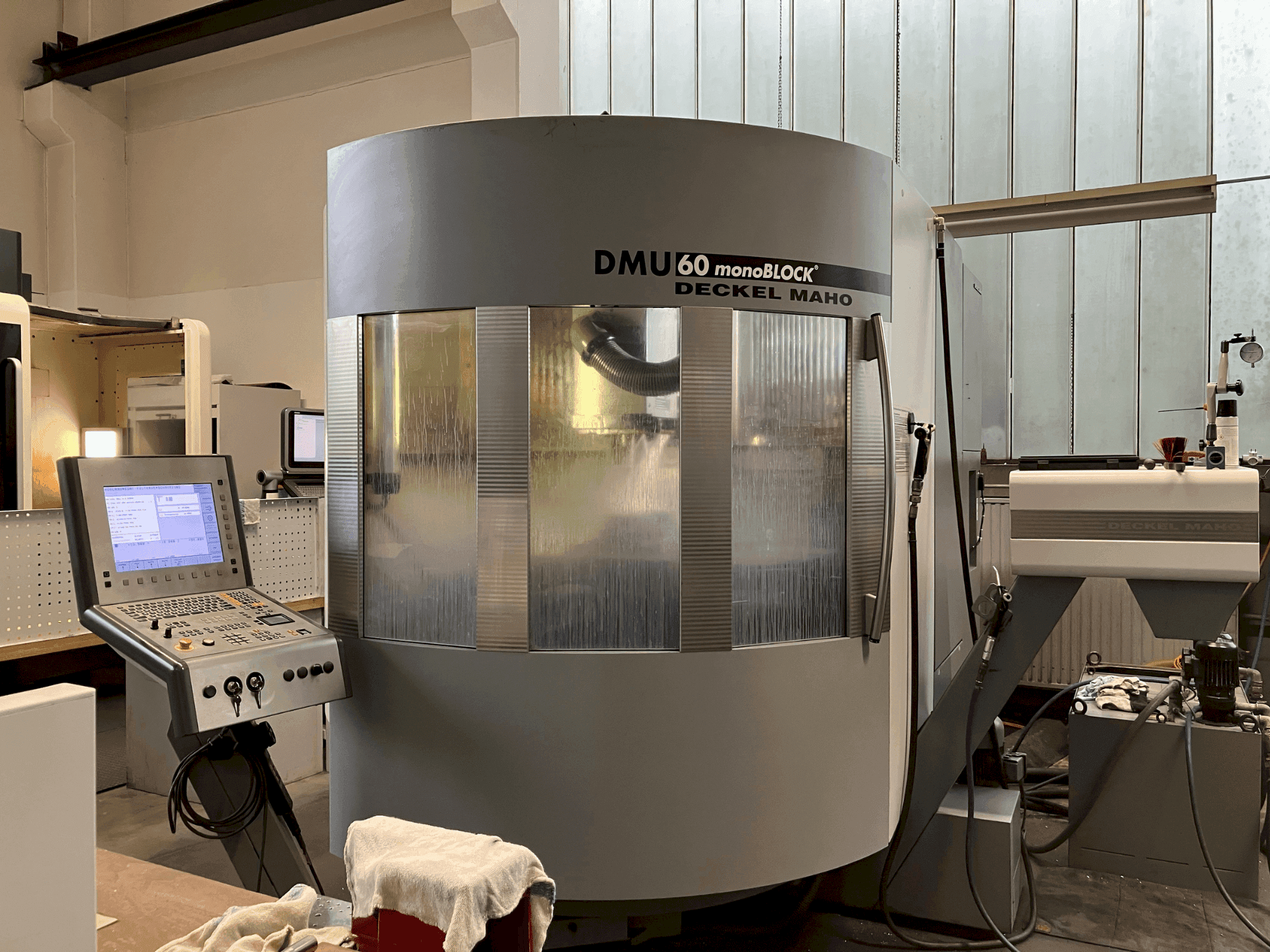 Vista Frontal  da DMG DMU 60 monoBlock  máquina