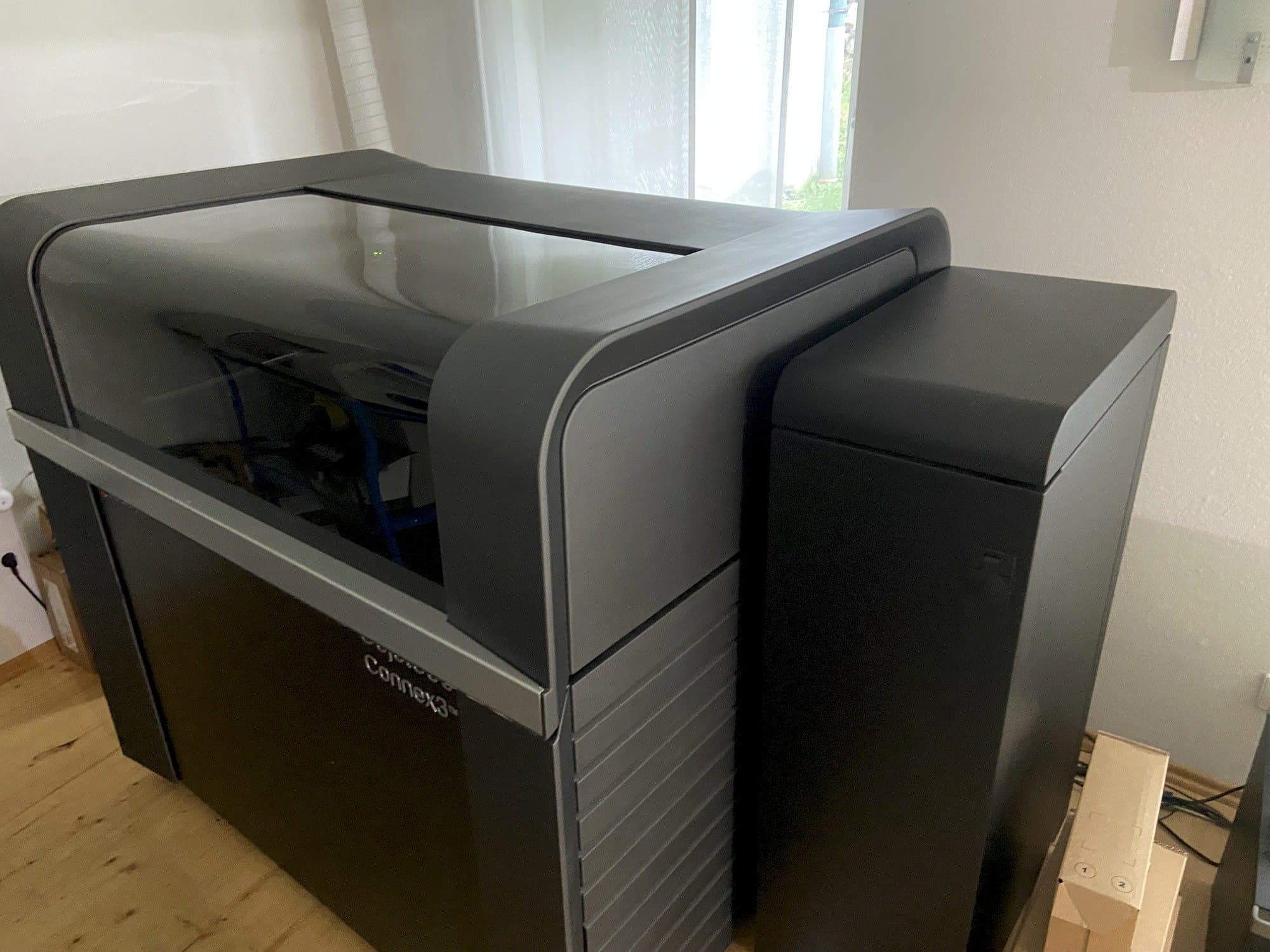 Vista Frontal  da Stratasys Objet500 Connex3  máquina