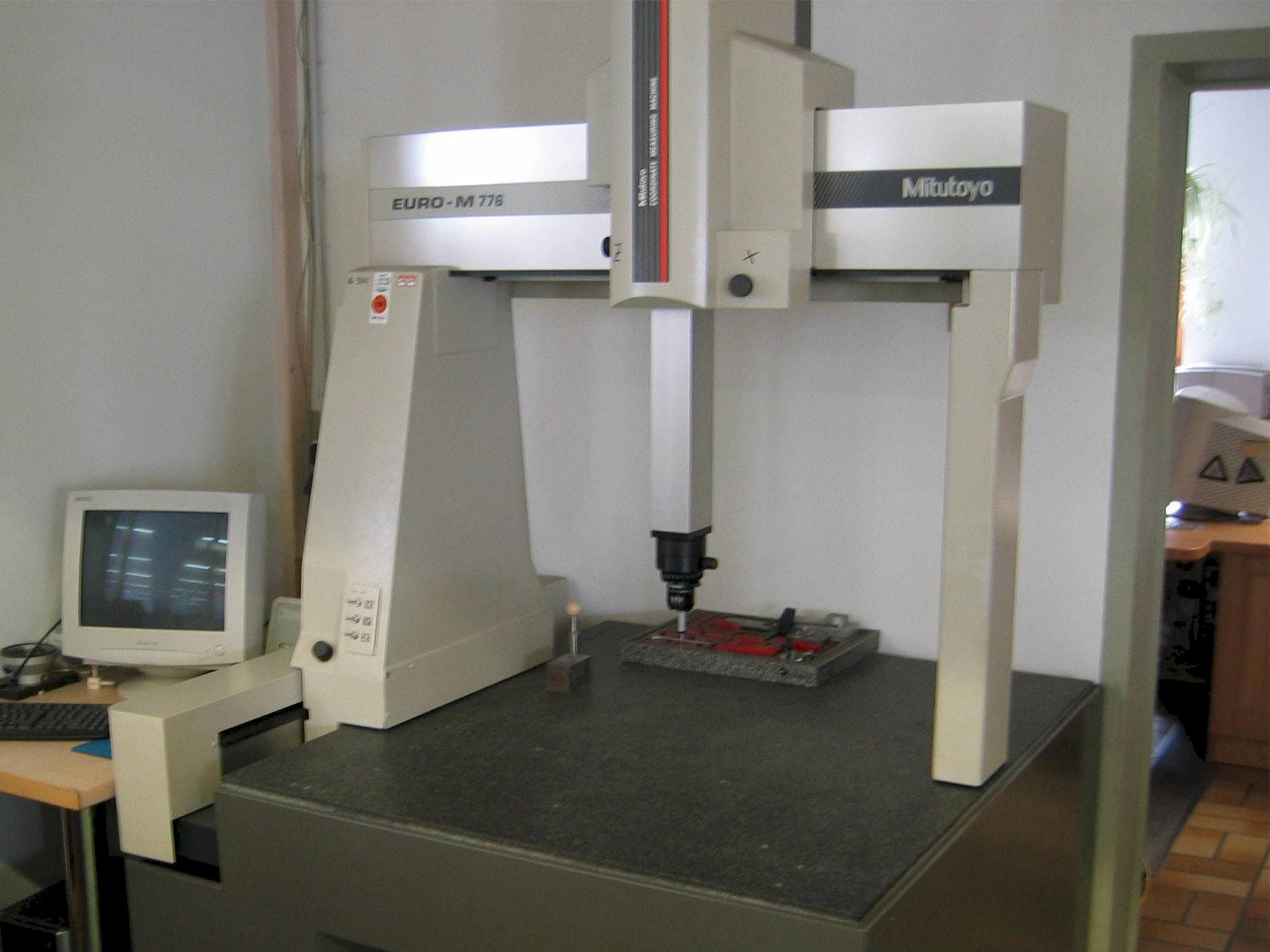 Vista Frontal da Mitutoyo Messmaschine Euro M máquina