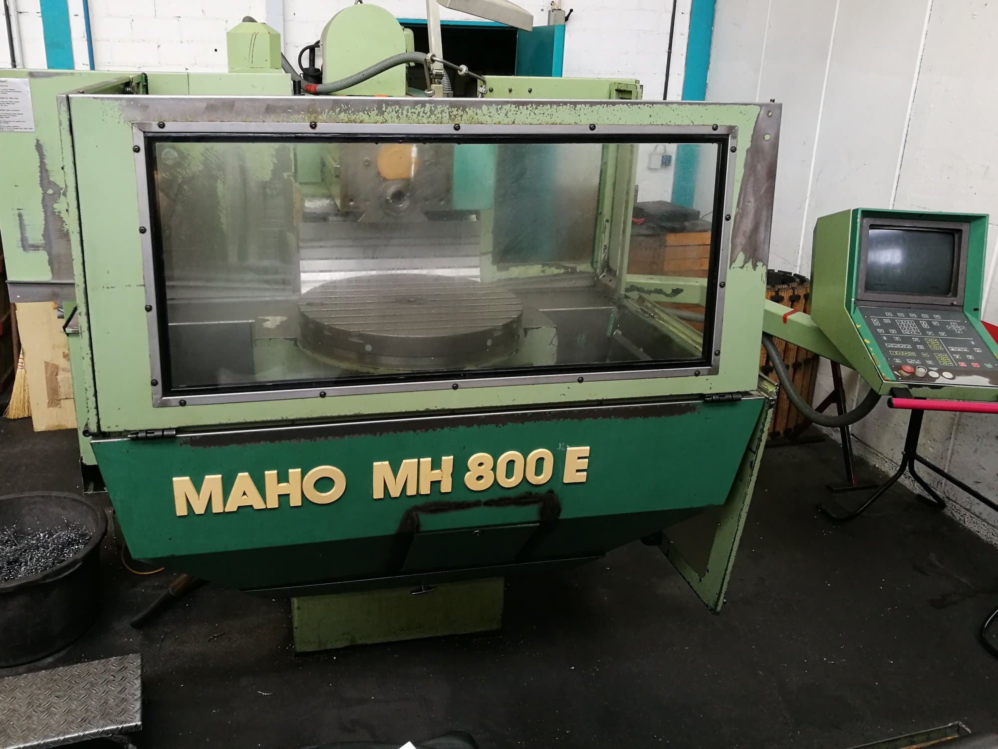 Vista Frontal  da Maho MH 800 E  máquina