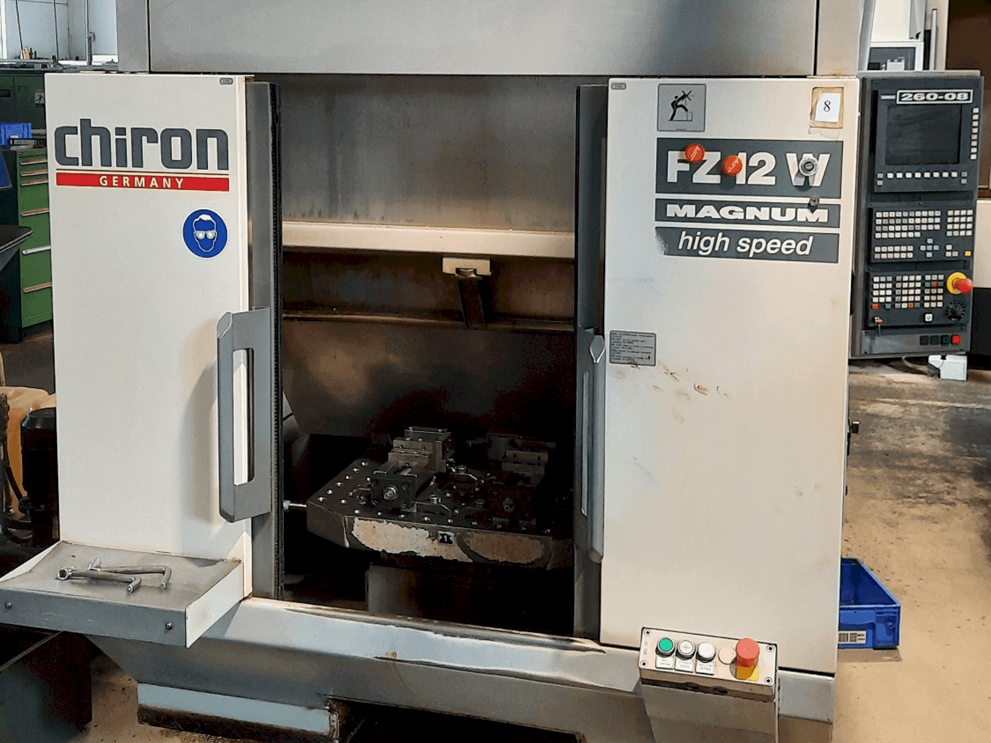 Vista Frontal  da CHIRON FZ 12 W  máquina