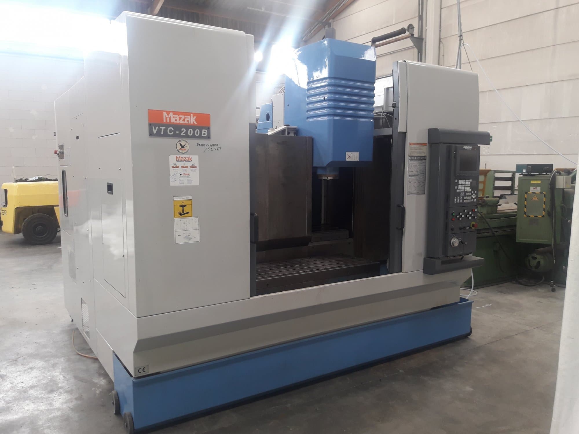 Vista Frontal  da Mazak VTC-200B  máquina