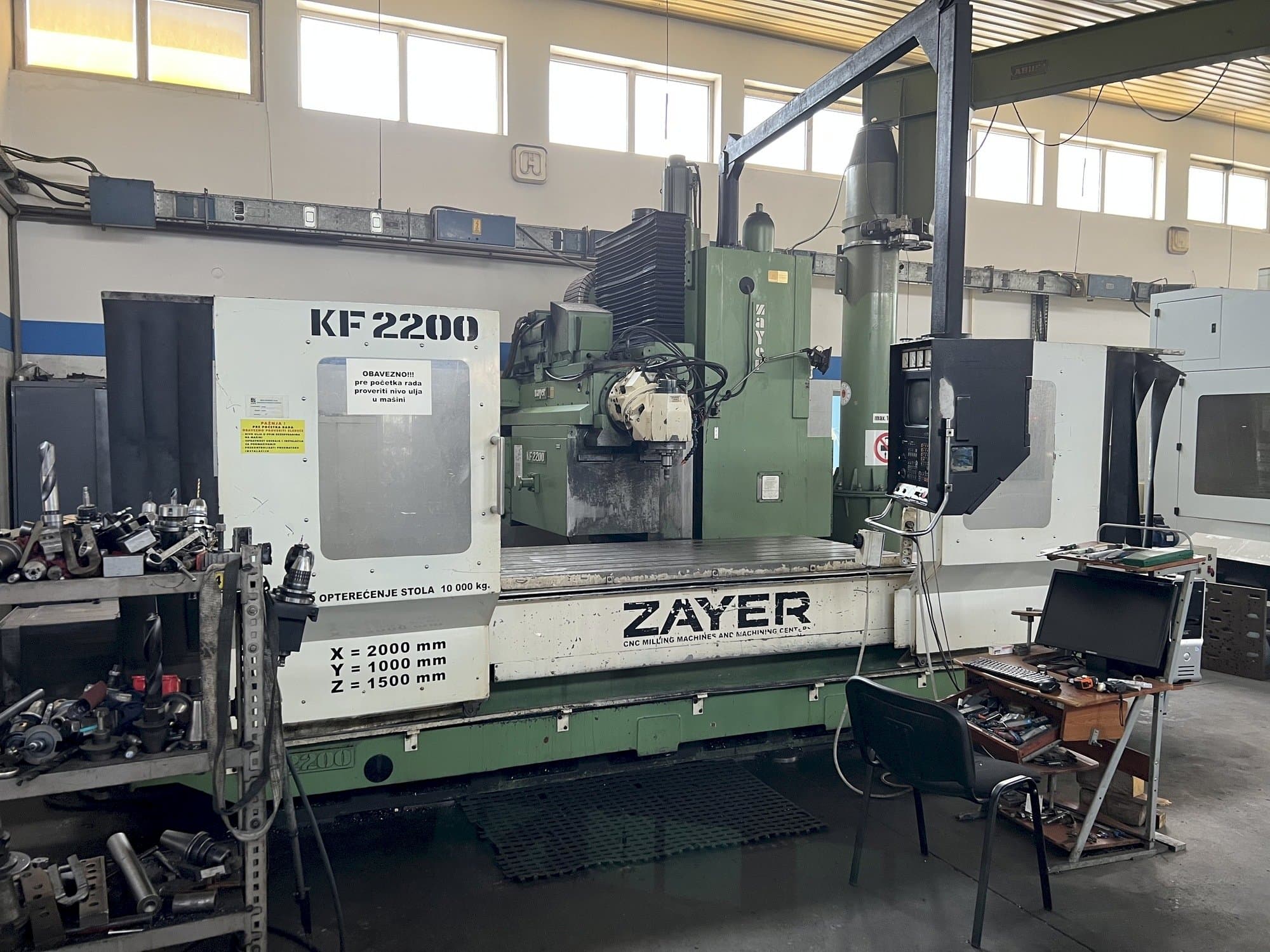 Vista Frontal  da Zayer KF 2200  máquina