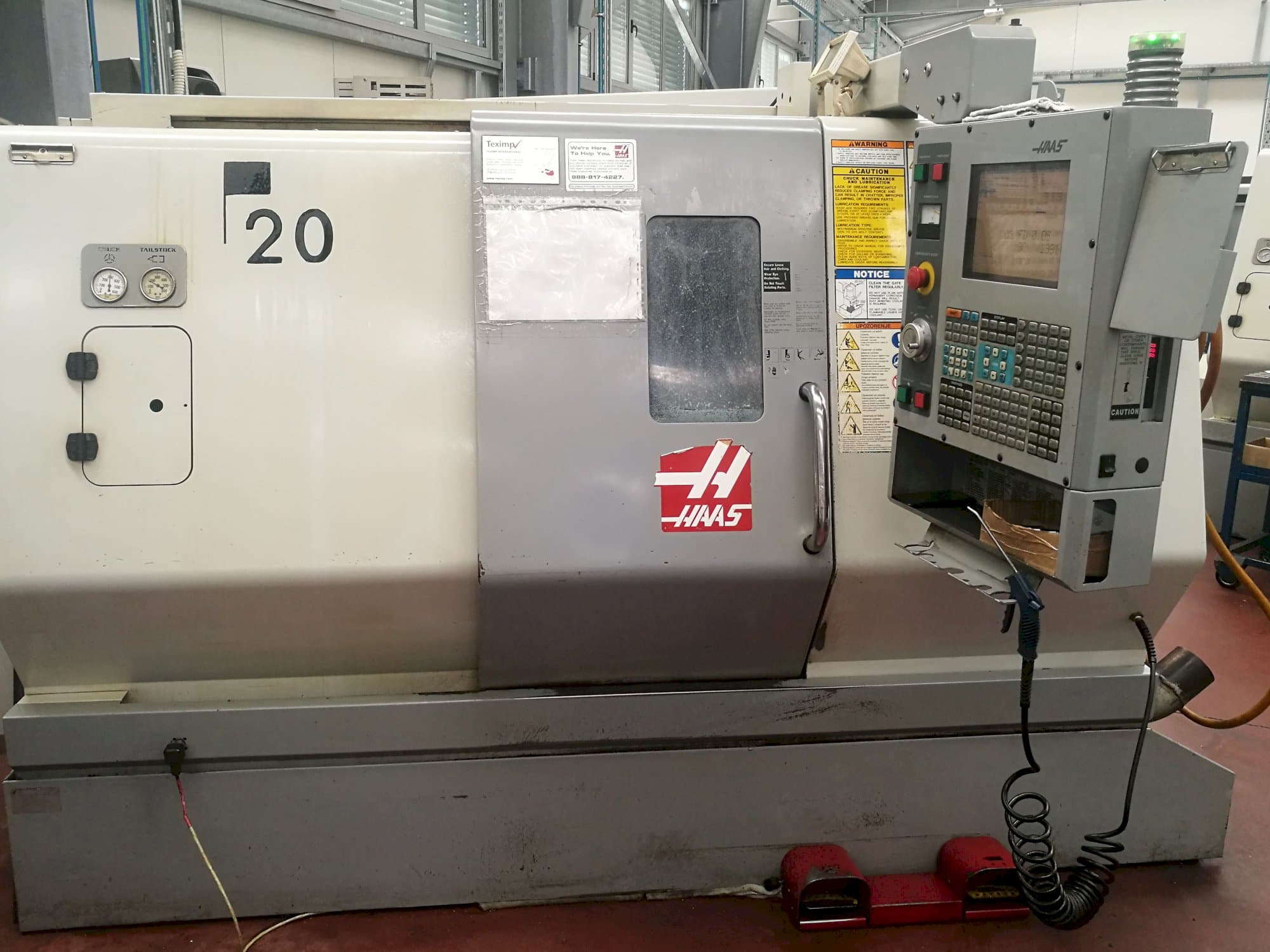 Vista Frontal da HAAS SL-20THE máquina
