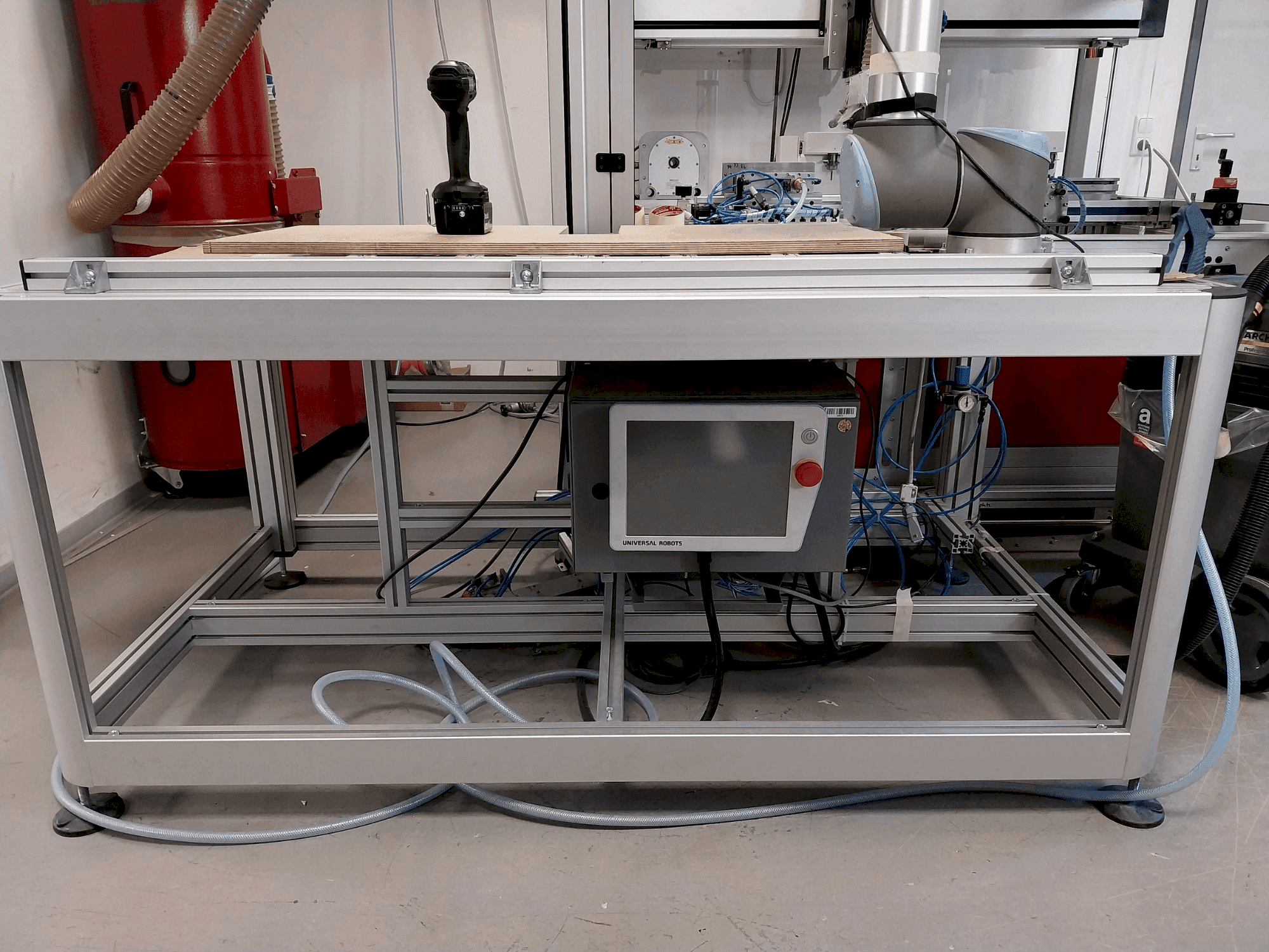 Vista Frontal  da Universal Robots UR10 CB  máquina