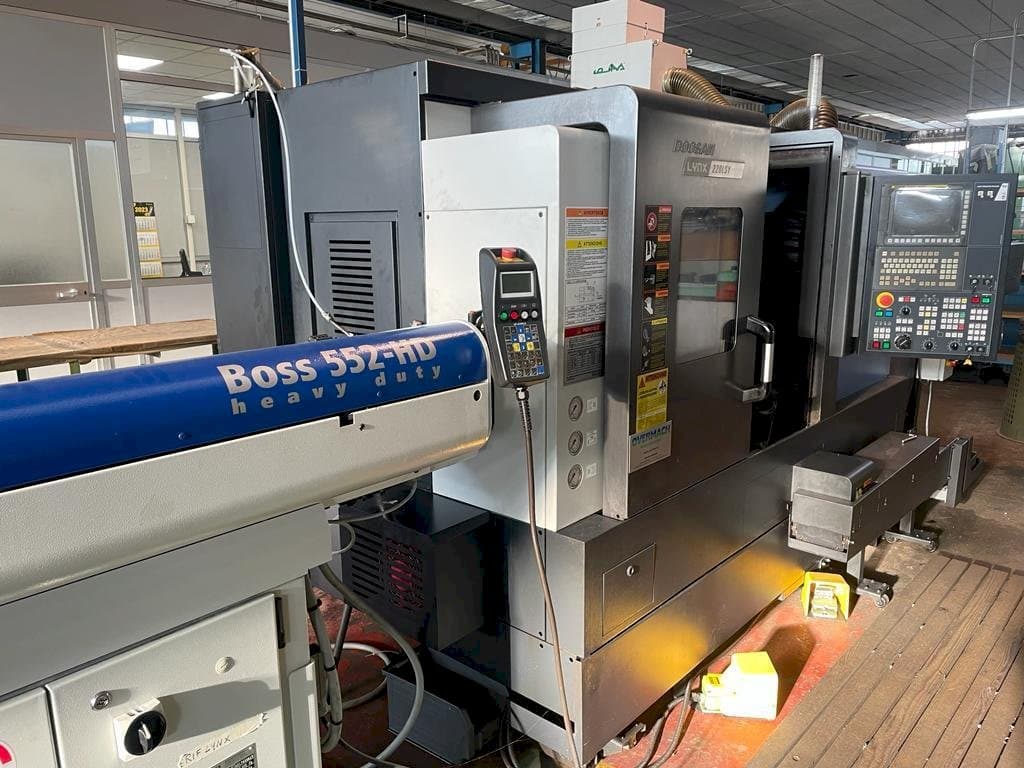 Vista Frontal da Doosan LYNX 220LSY máquina