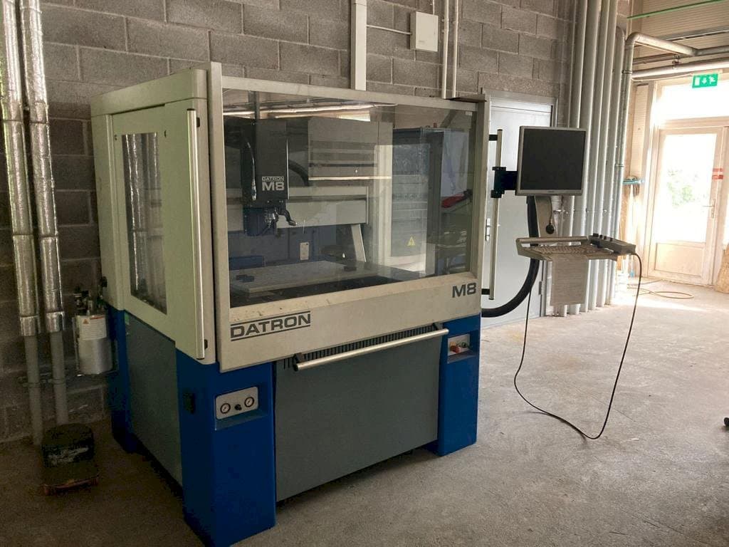 Vista Frontal da Datron M8A máquina