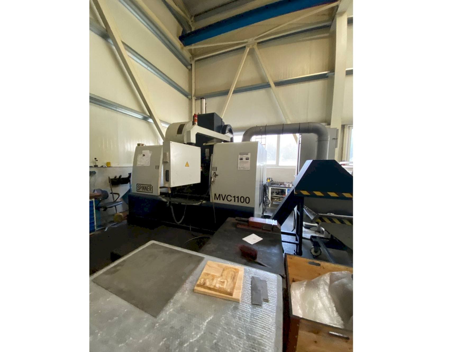 Vista Frontal da SPINNER MVC 1100 B máquina