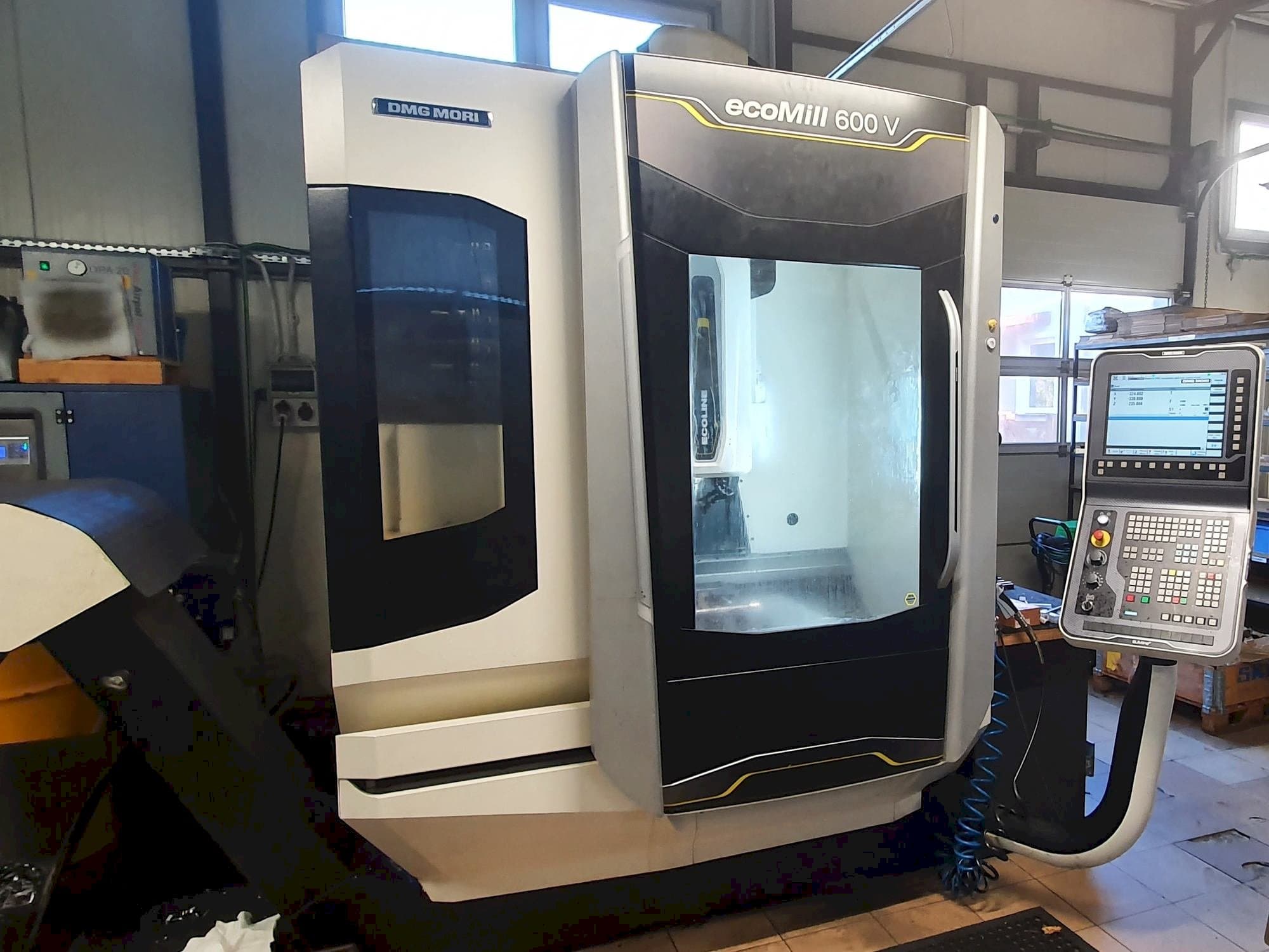 Vista Frontal da DMG MORI Ecomill 600 V máquina