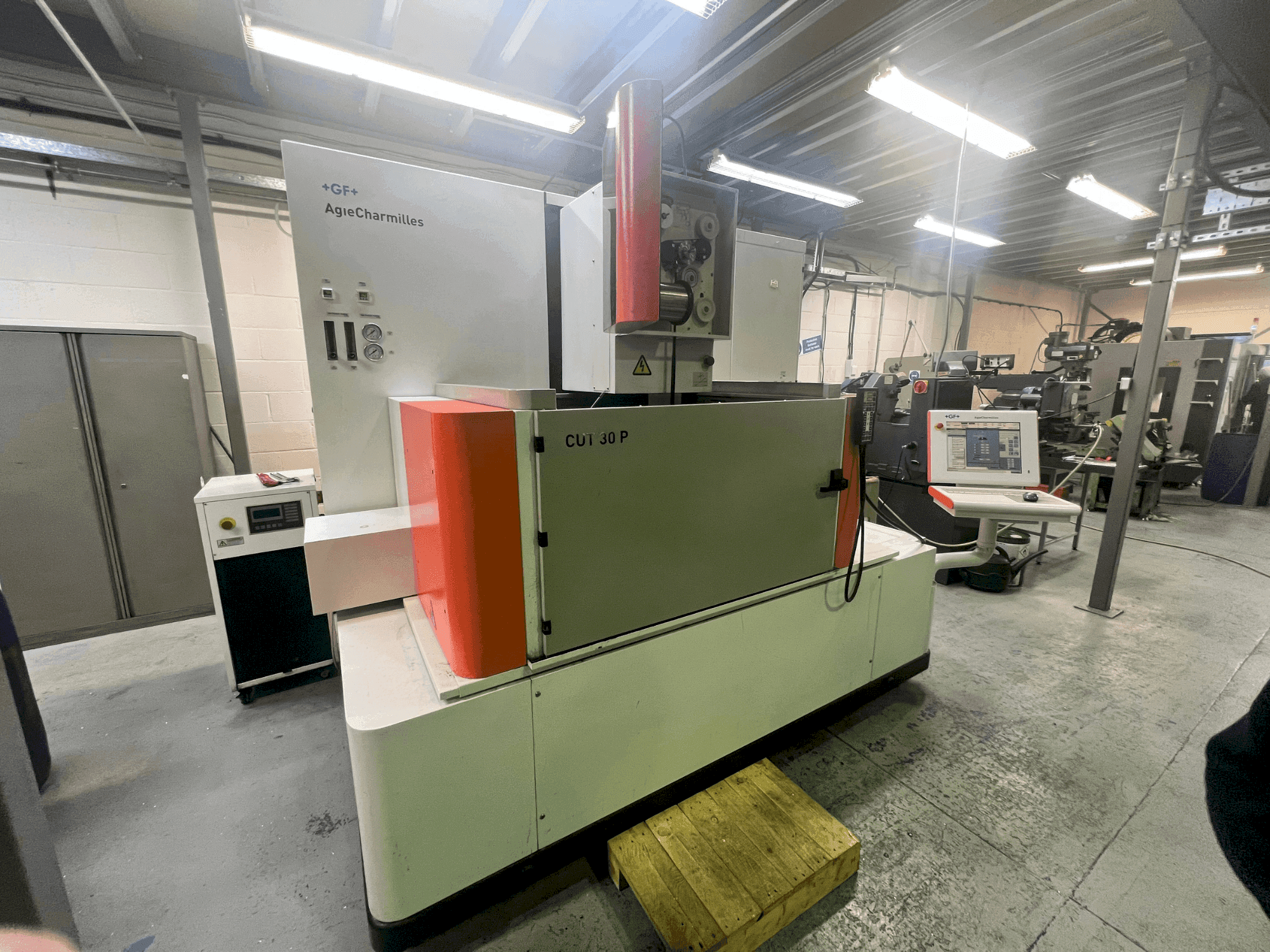 Vista Frontal  da AgieCharmilles CUT 30P  máquina