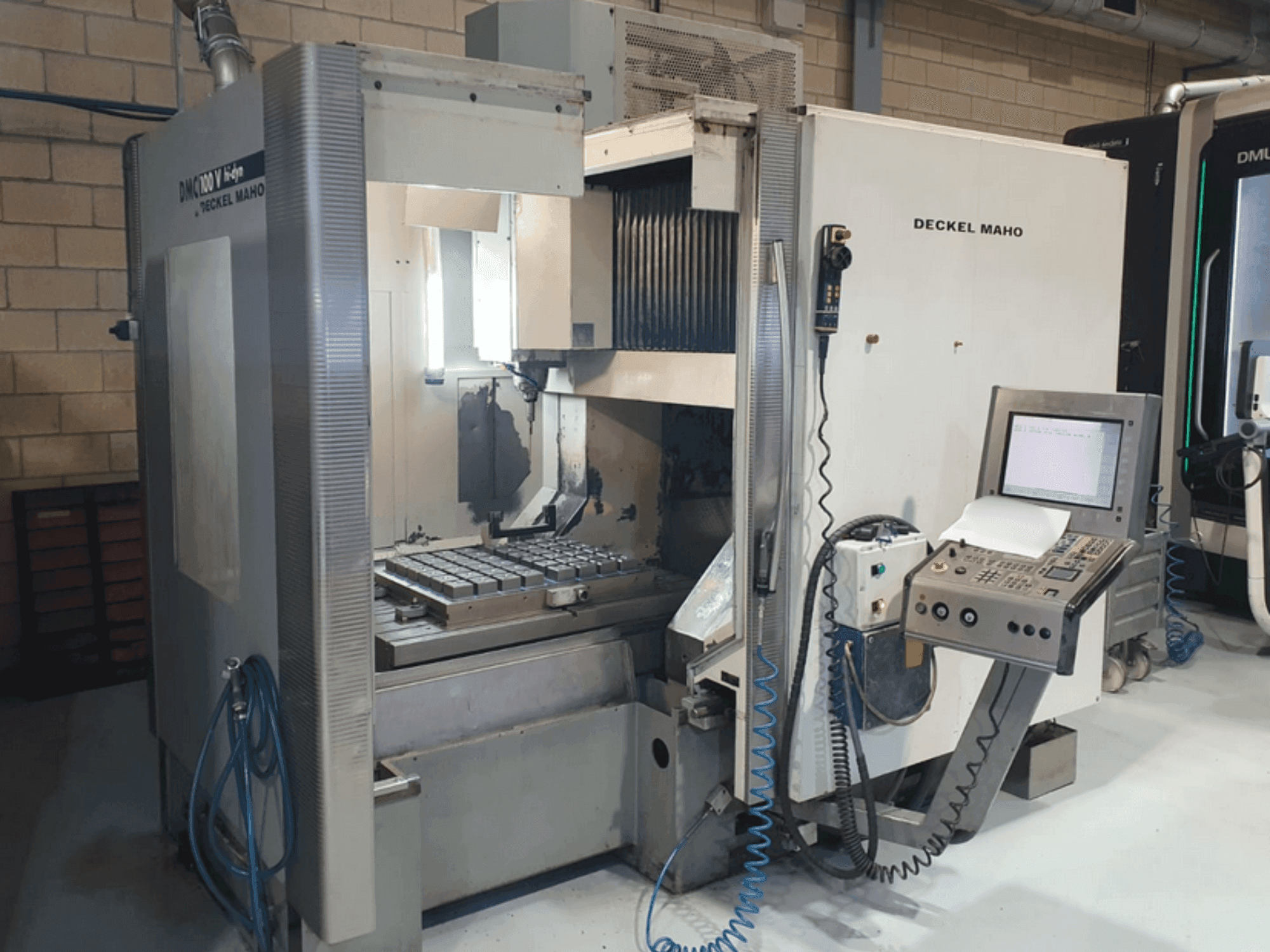 Vista Frontal da DECKEL MAHO DMC 100V hi-dyn máquina