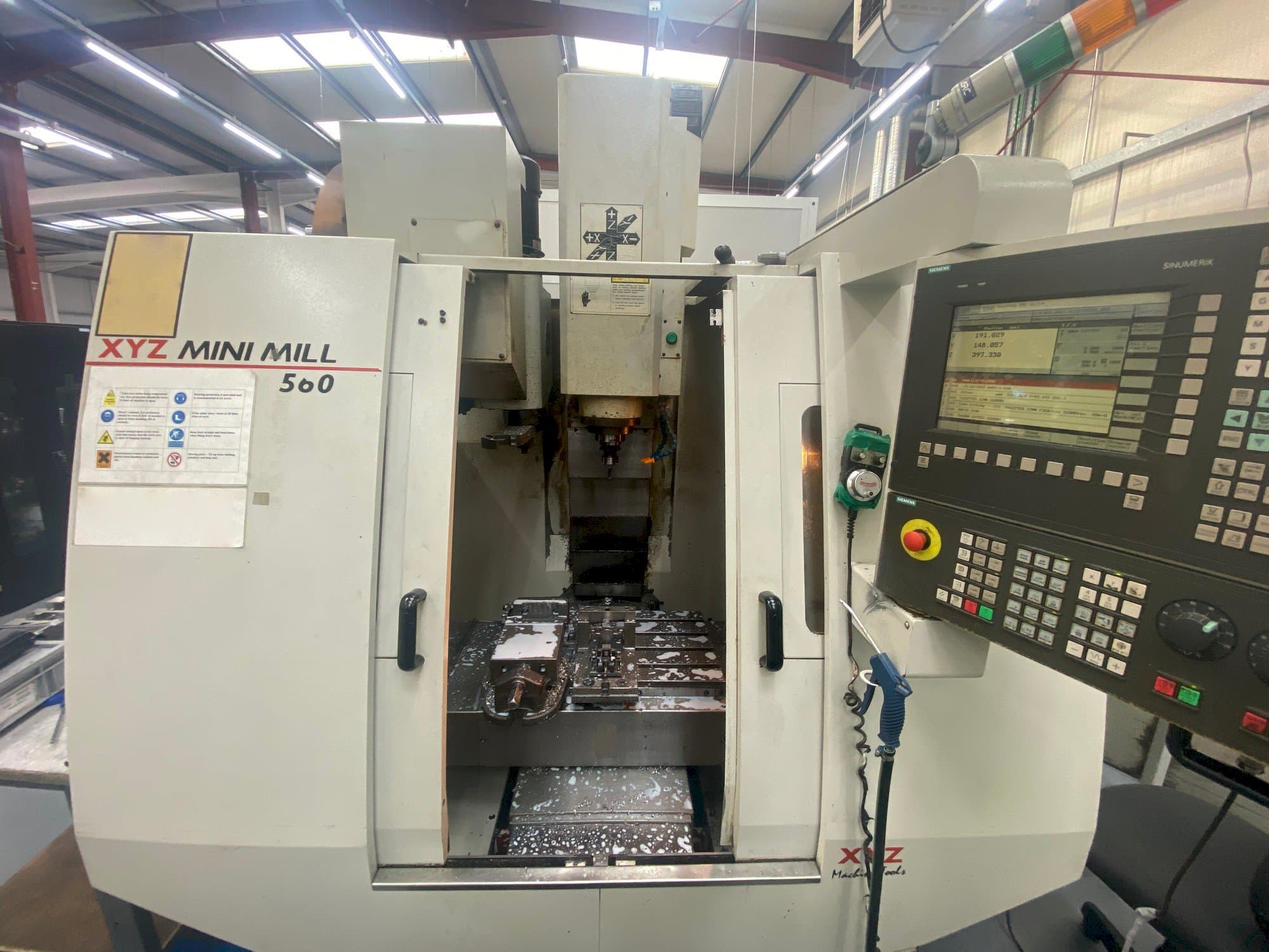Vista Frontal da XYZ Mini Mill 560 máquina