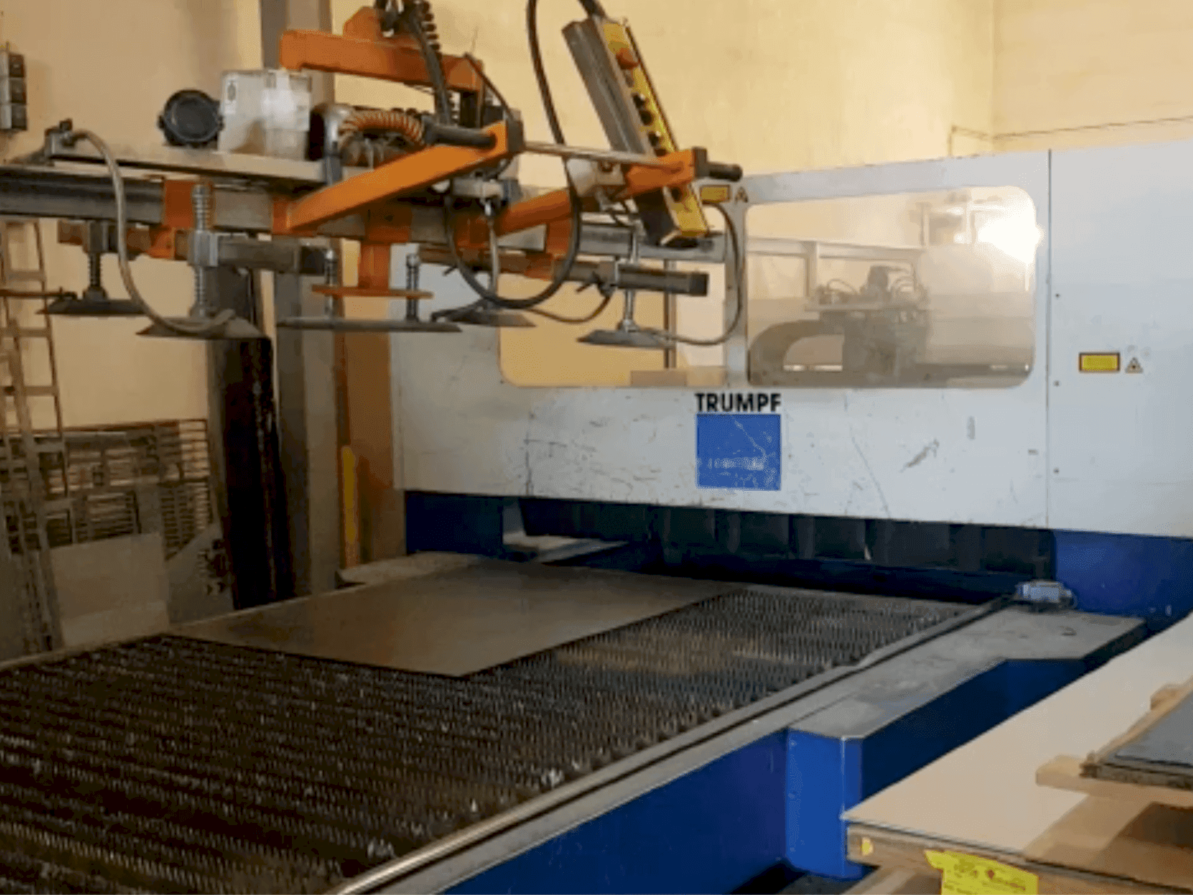 Vista Frontal da Trumpf Trumatic L3030 máquina