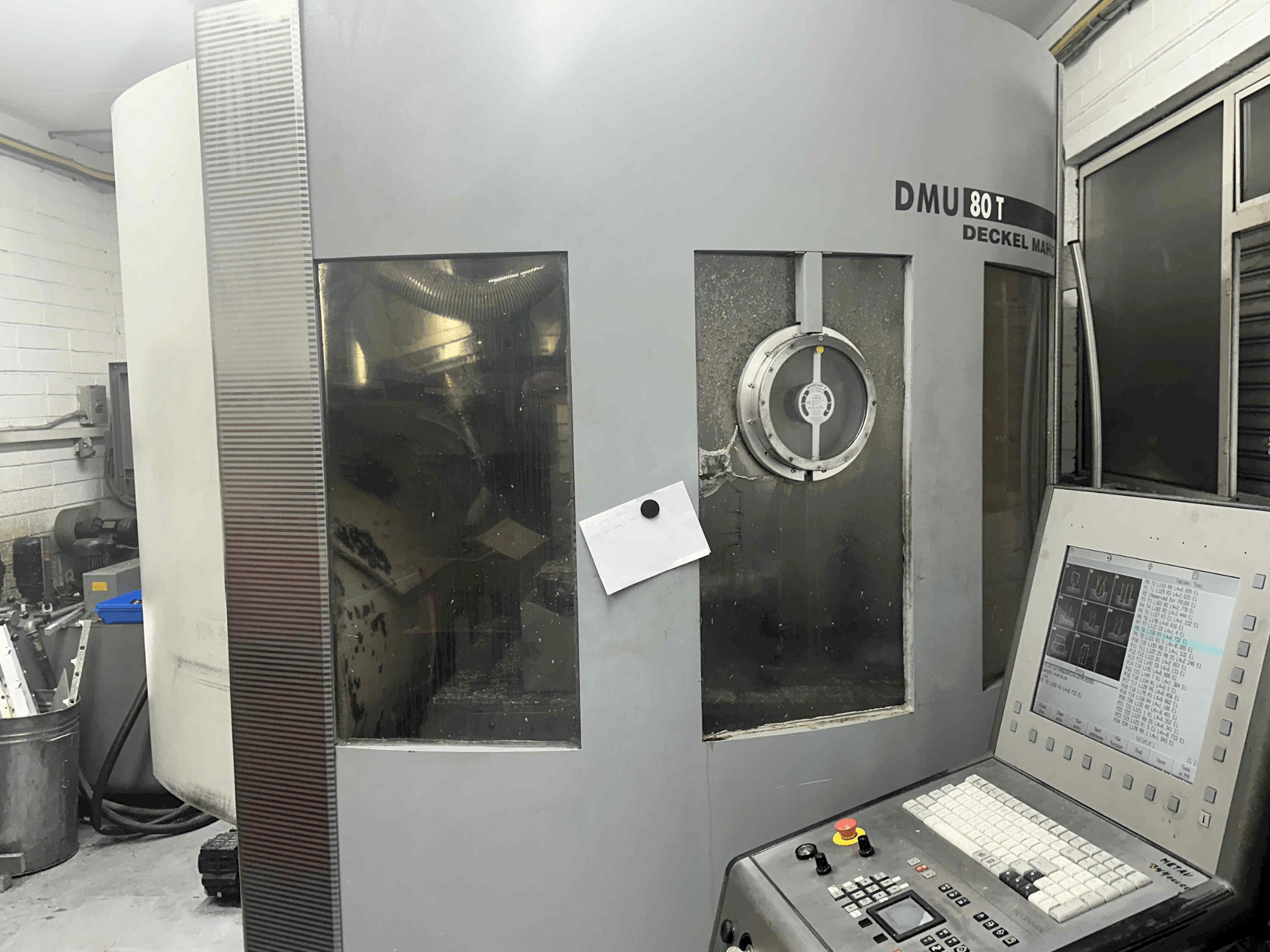 Vista Frontal  da DECKEL MAHO DMU 80T (2002)  máquina