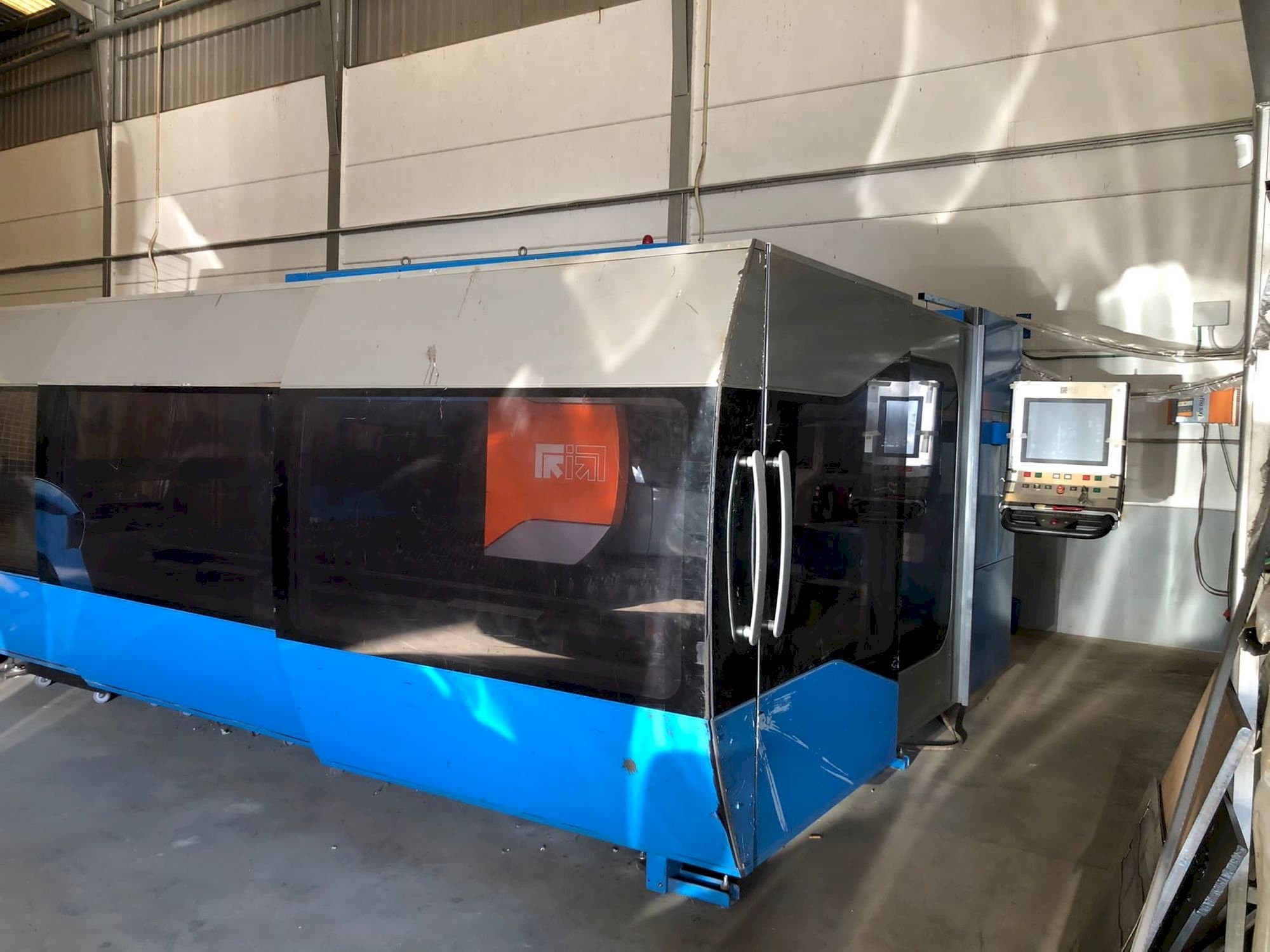 Vista Frontal da Prima Power Zaphiro máquina