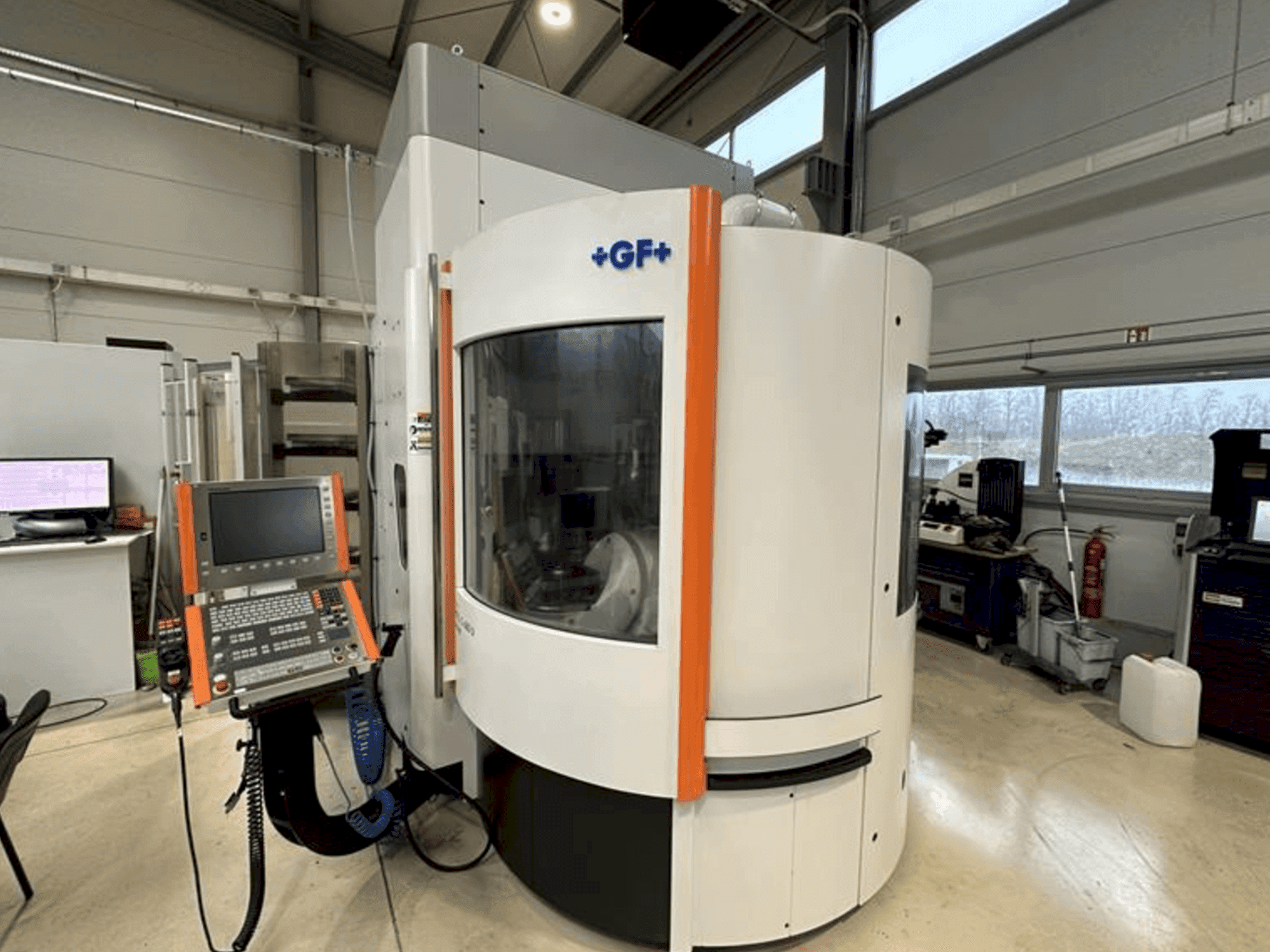 Vista Frontal da MIKRON Mill S 600 U máquina