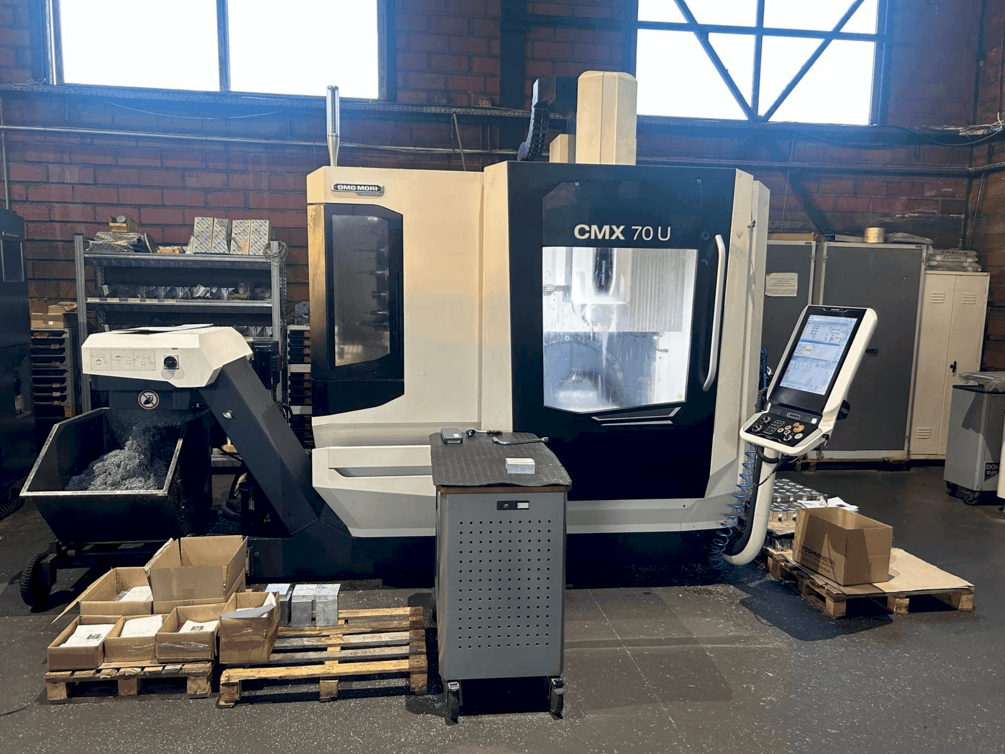 Vista Frontal da DMG MORI CMX 70U (2022) máquina