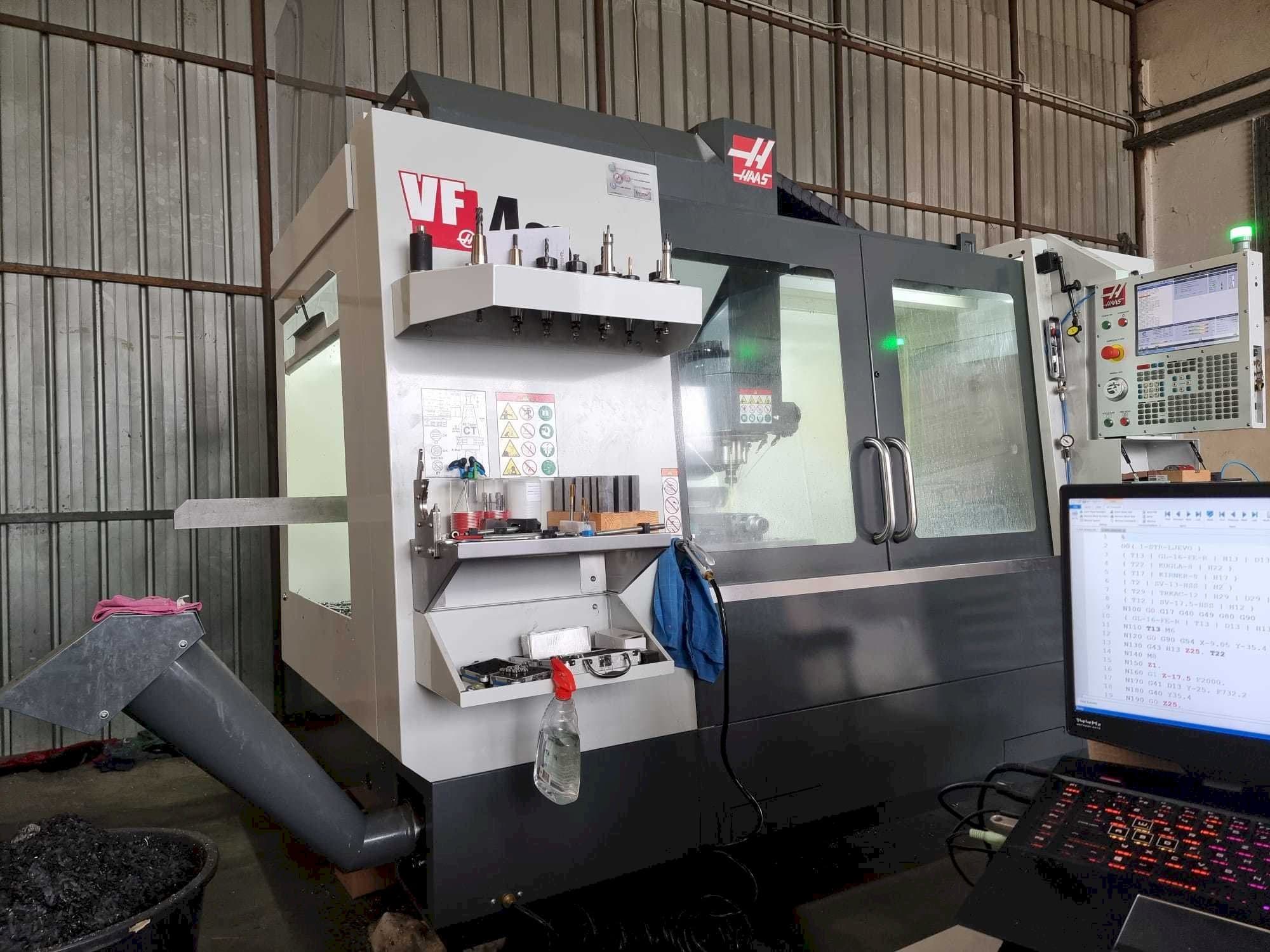 Vista Frontal da HAAS VF4SS máquina