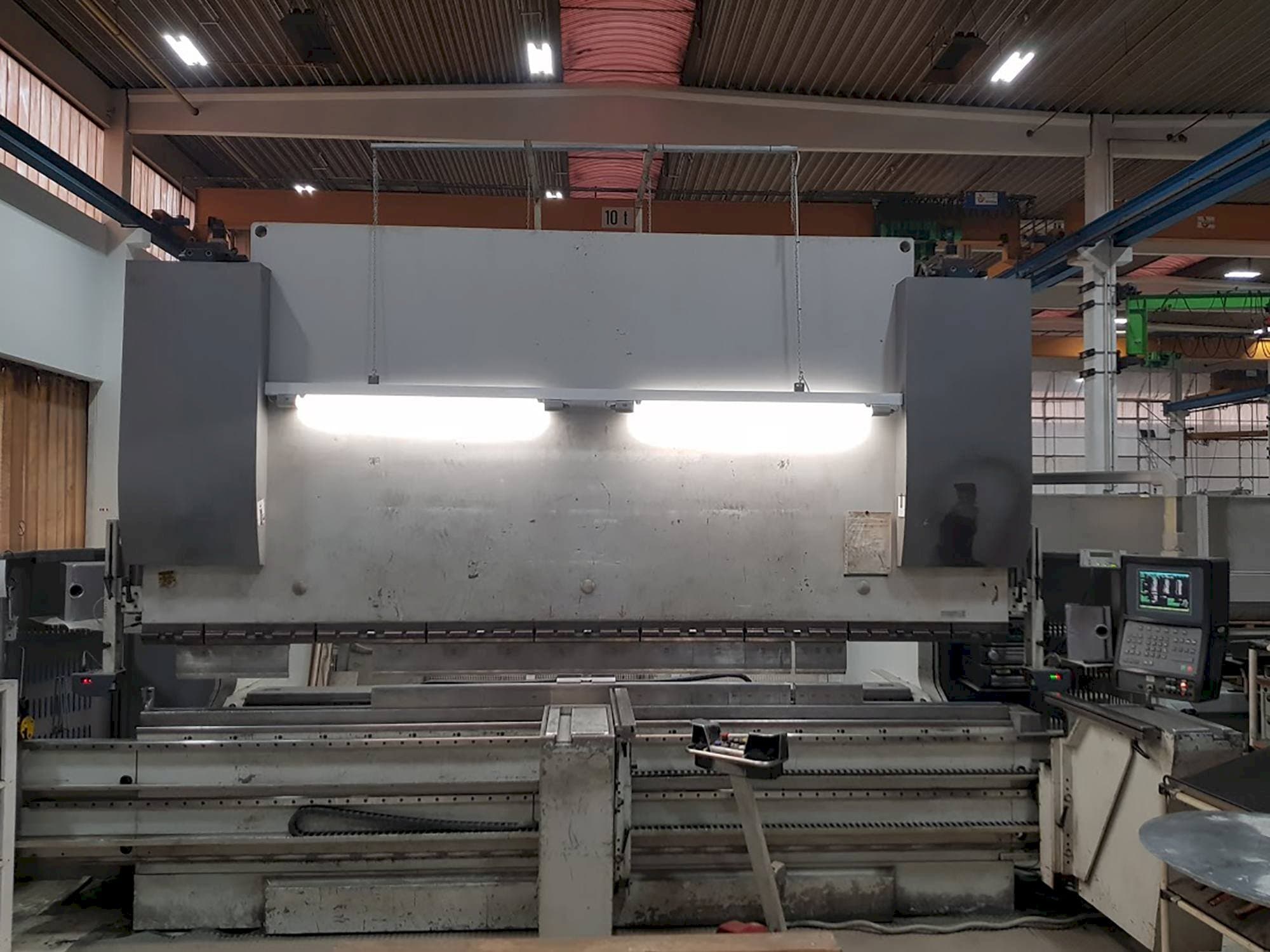 Vista Frontal  da EHT Multipress 300-40  máquina
