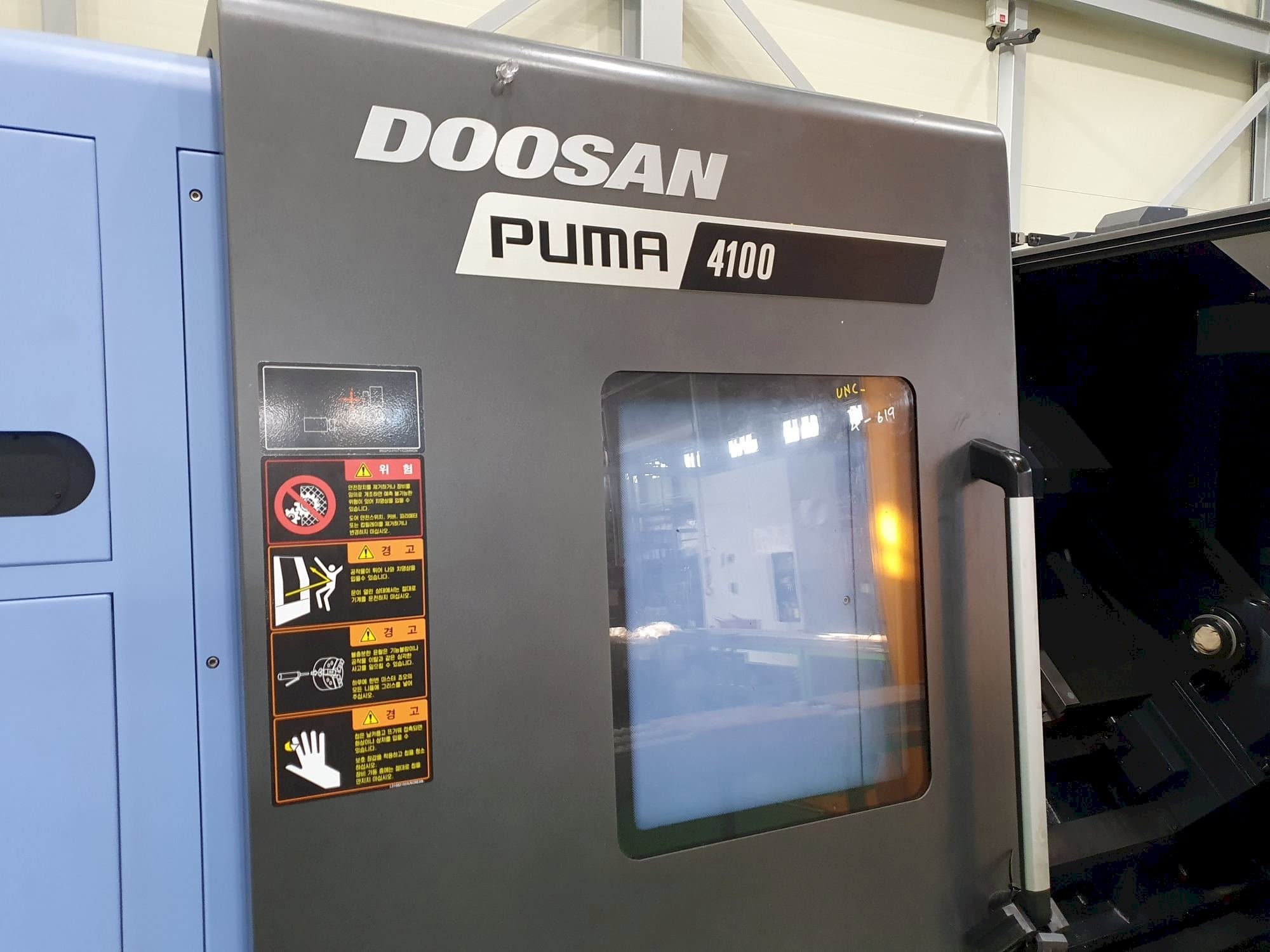 Vista Frontal da Doosan PUMA 4100B máquina
