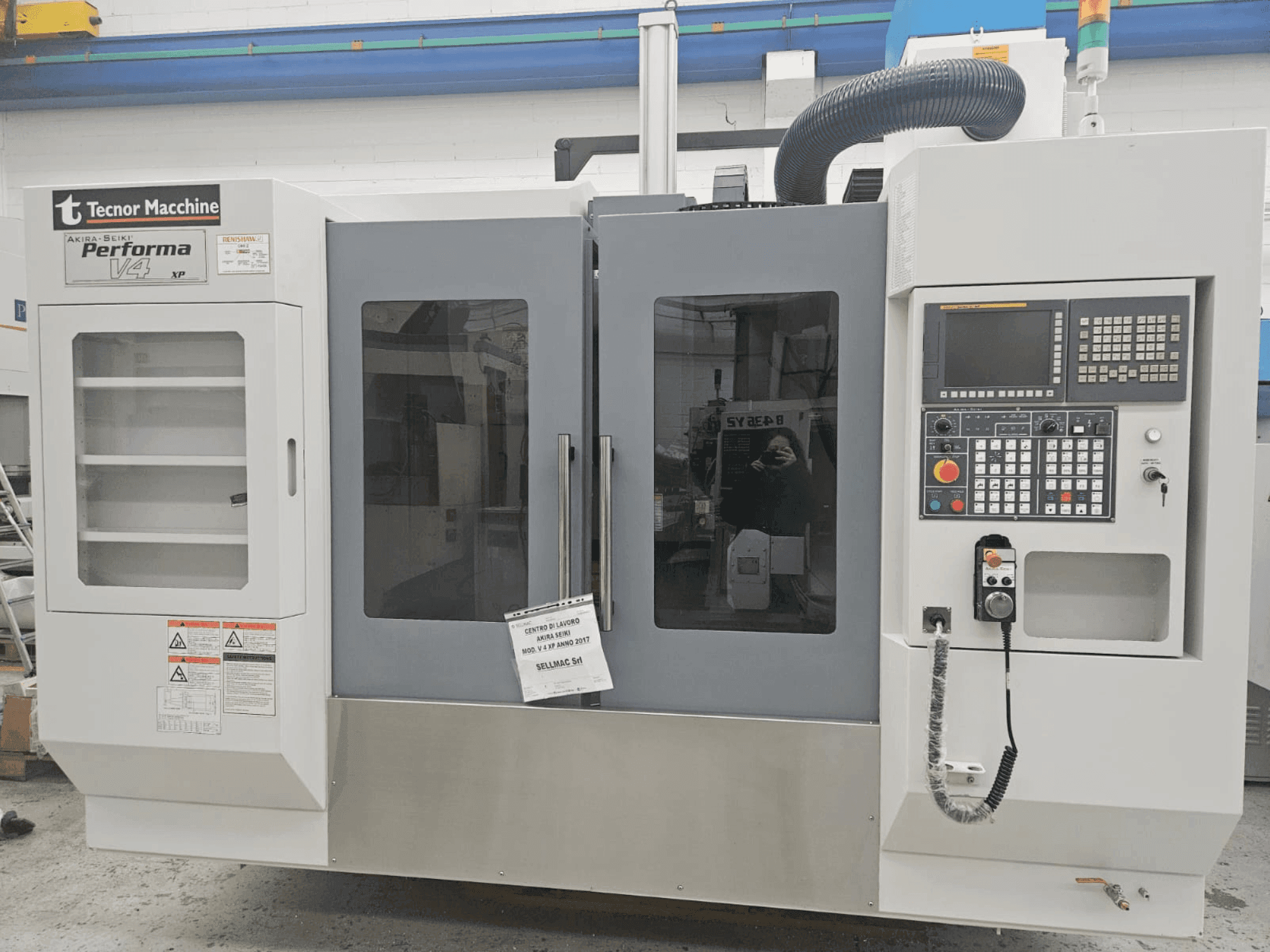 Vista Frontal da Akira Seiki Performa V 4 XP máquina