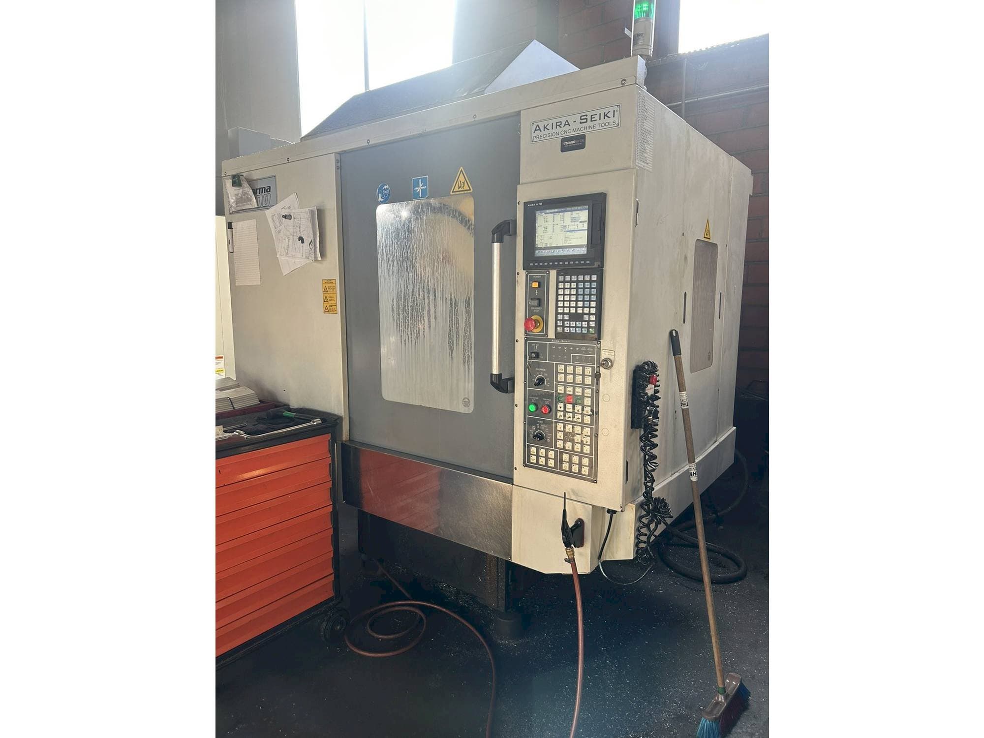 Vista Frontal da Akira Seiki PC700 máquina