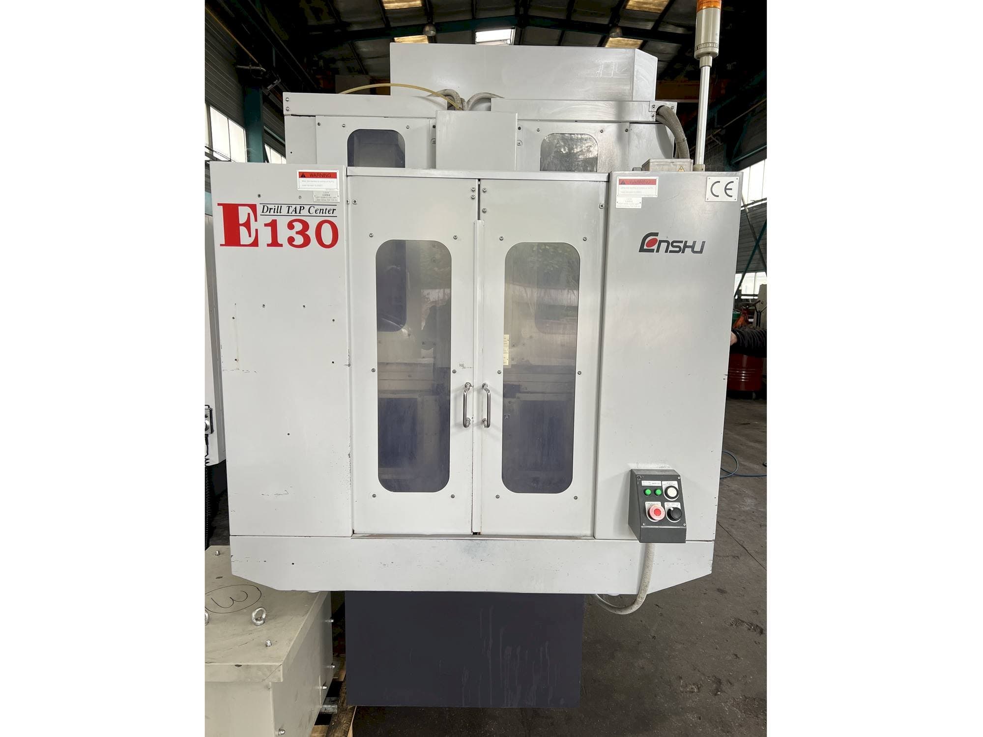 Vista Frontal da Enshu E130 máquina