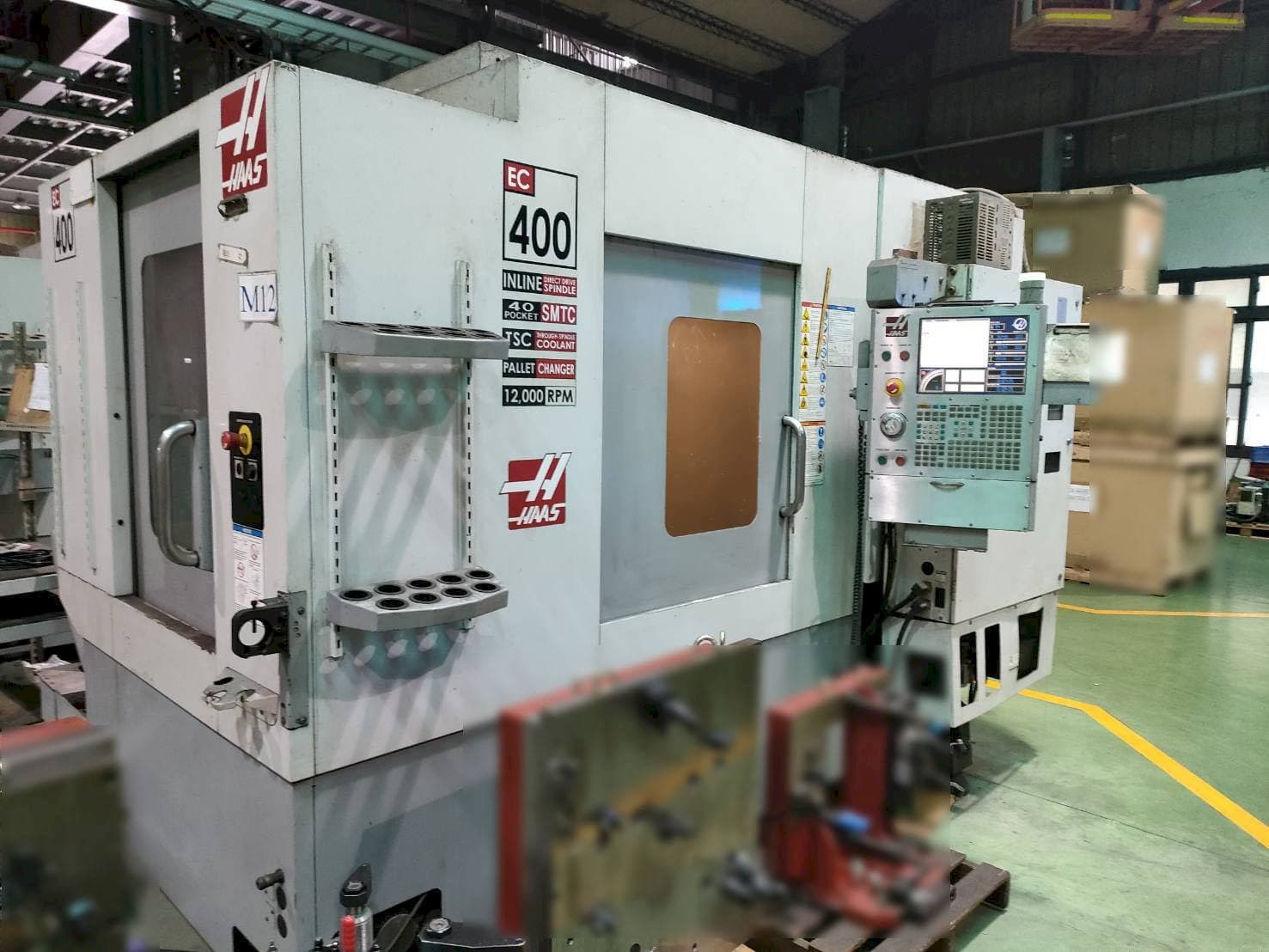 Vista Frontal da HAAS EC-400 máquina