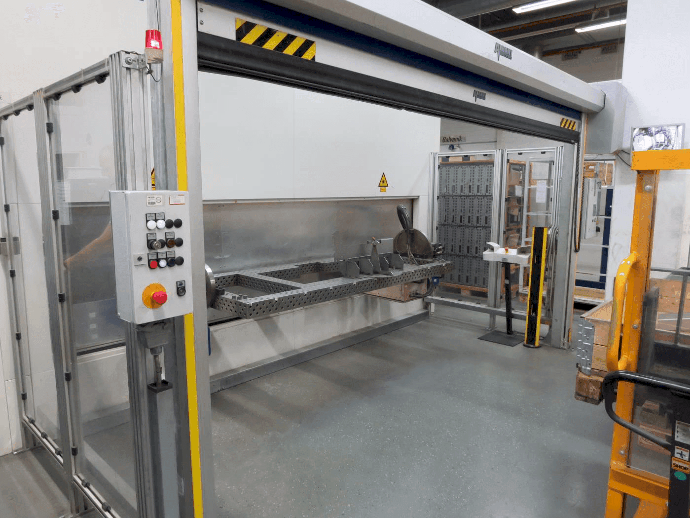 Vista Frontal da TRUMPF TruLaser Robot 5020 máquina