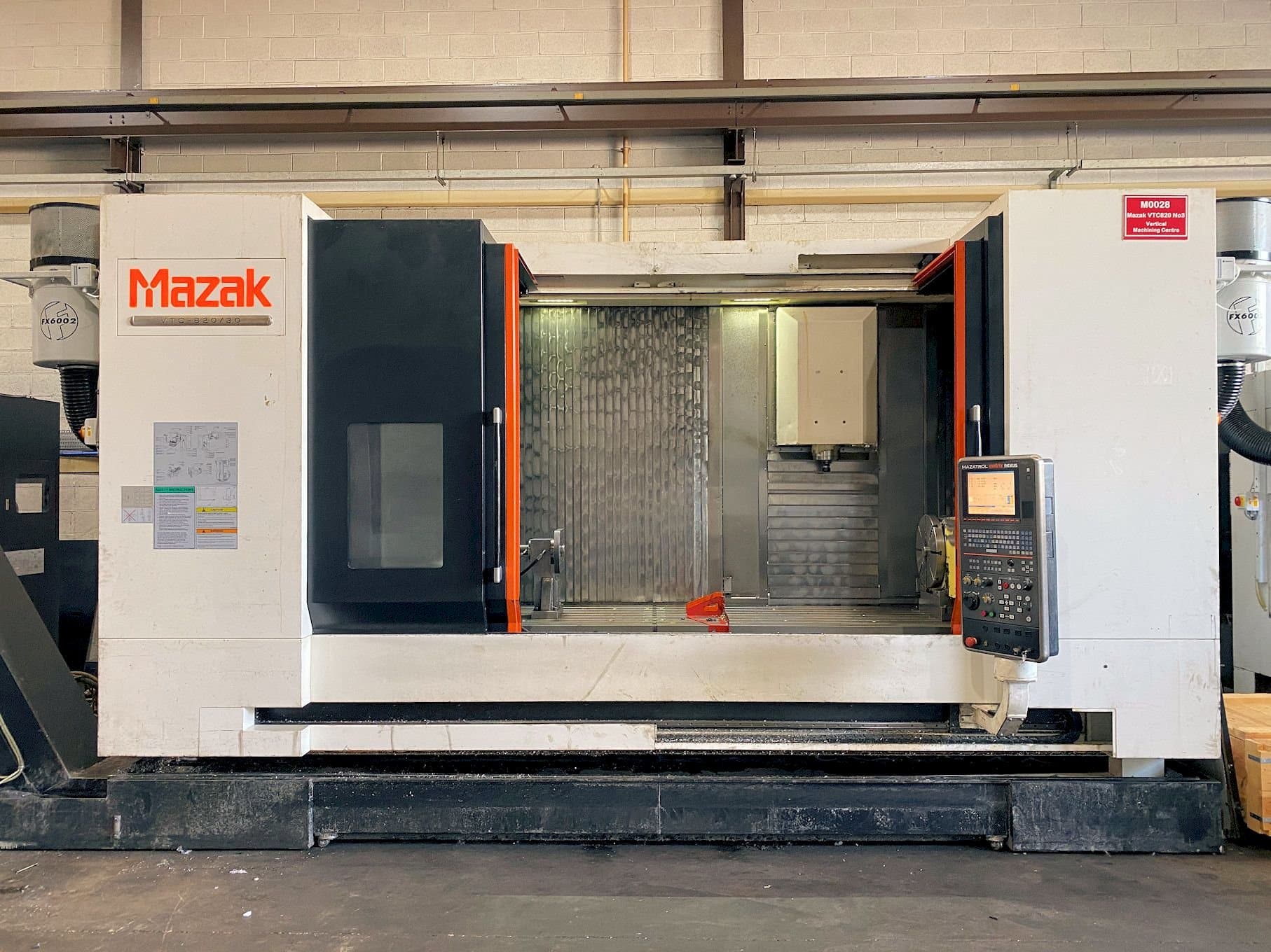 Vista Frontal da Mazak VTC-820/30 máquina