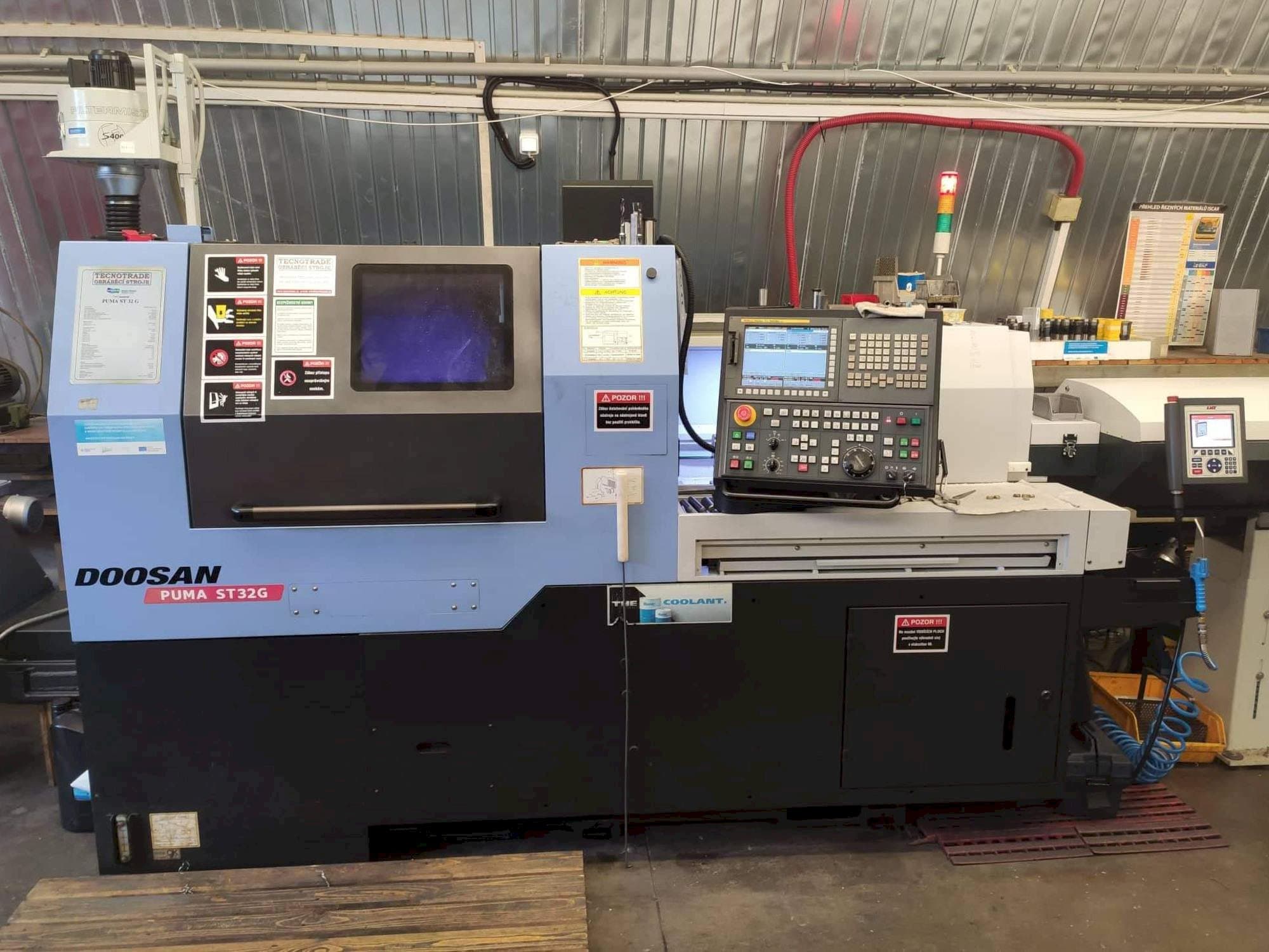 Vista Frontal da Doosan Puma ST32G máquina